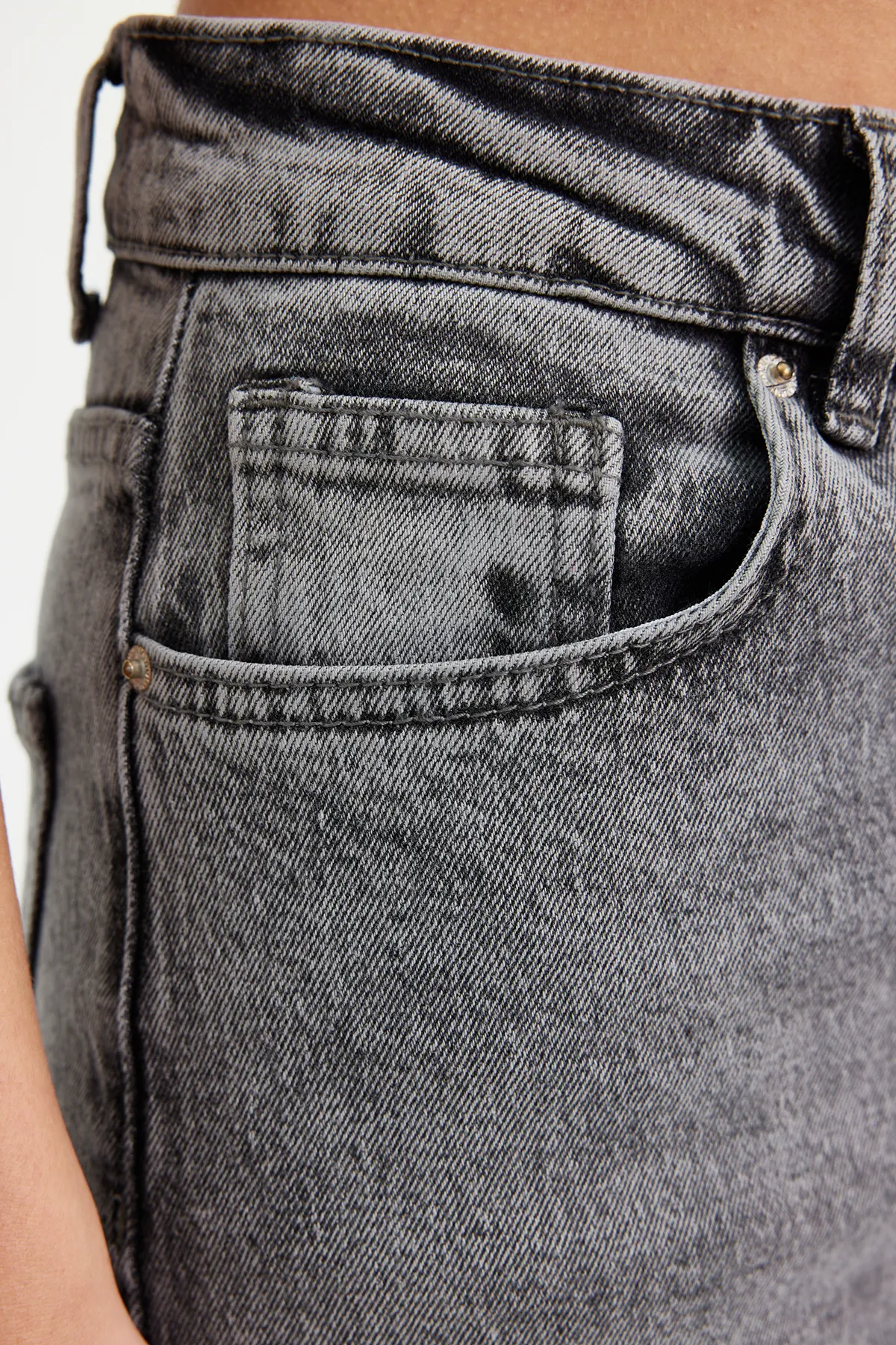 Trendyol Collection  Anthrazitfarbene Slim-Mom-Jeans mit hoher Taille TWOSS24JE00039