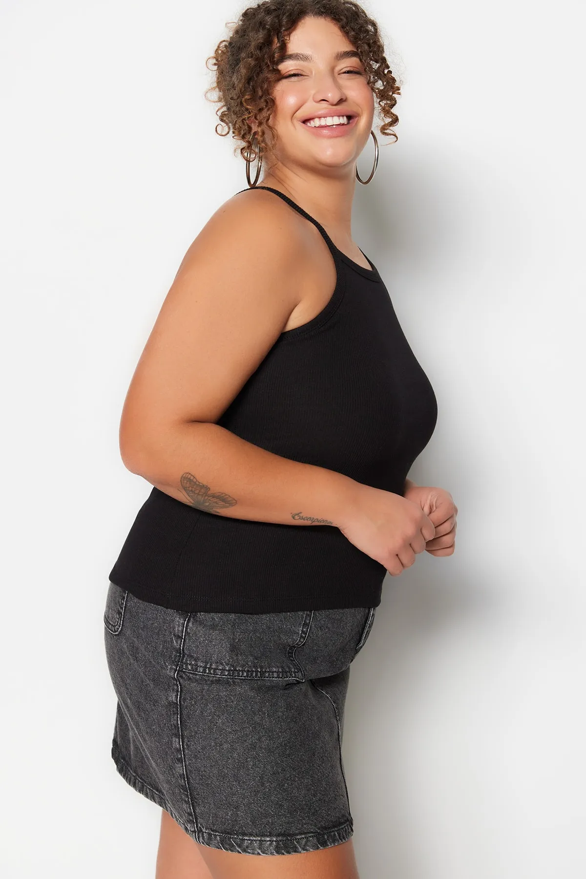 Trendyol Curve  Schwarzes Basic-Strick-Tanktop mit Neckholder-Kragen TBBSS23CV00000