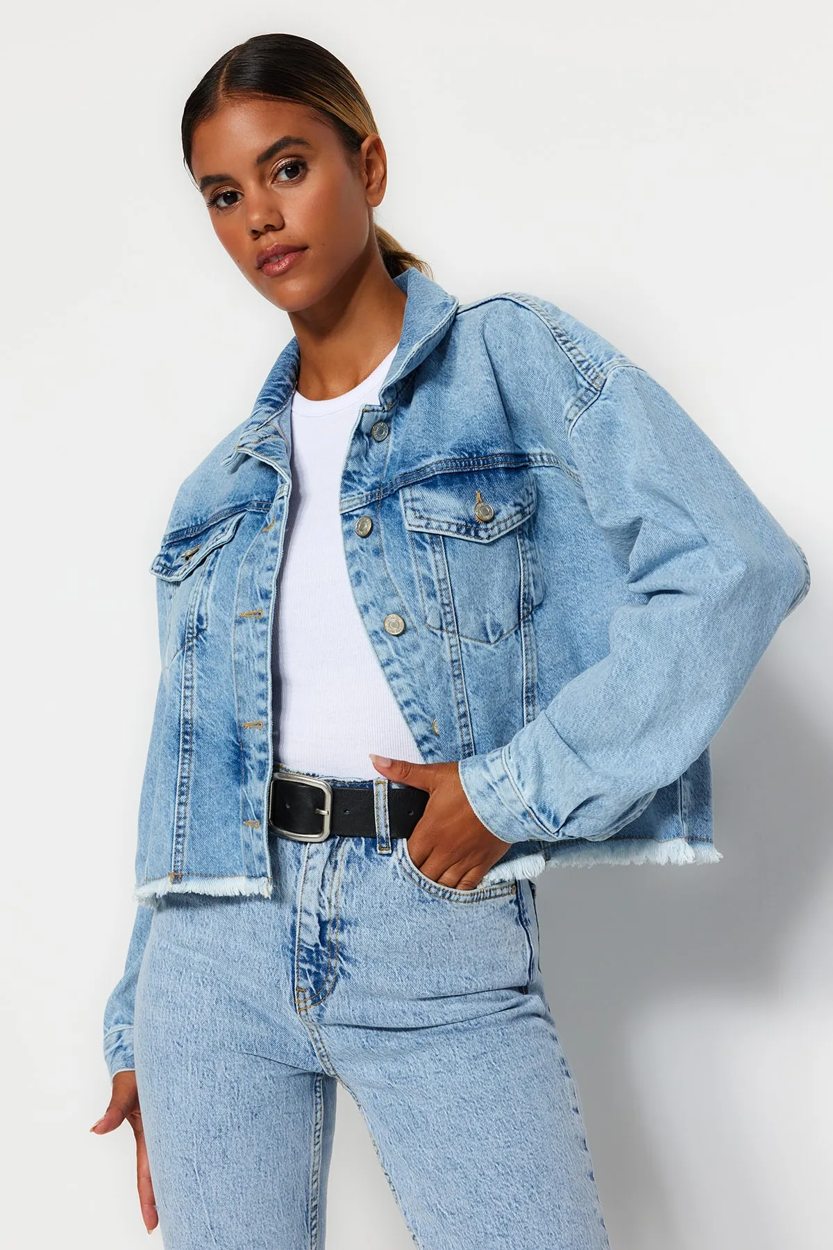 Trendyol Collection  Hellblaue kurze Jeansjacke mit Quasten am Saum TWOSS21CE0046