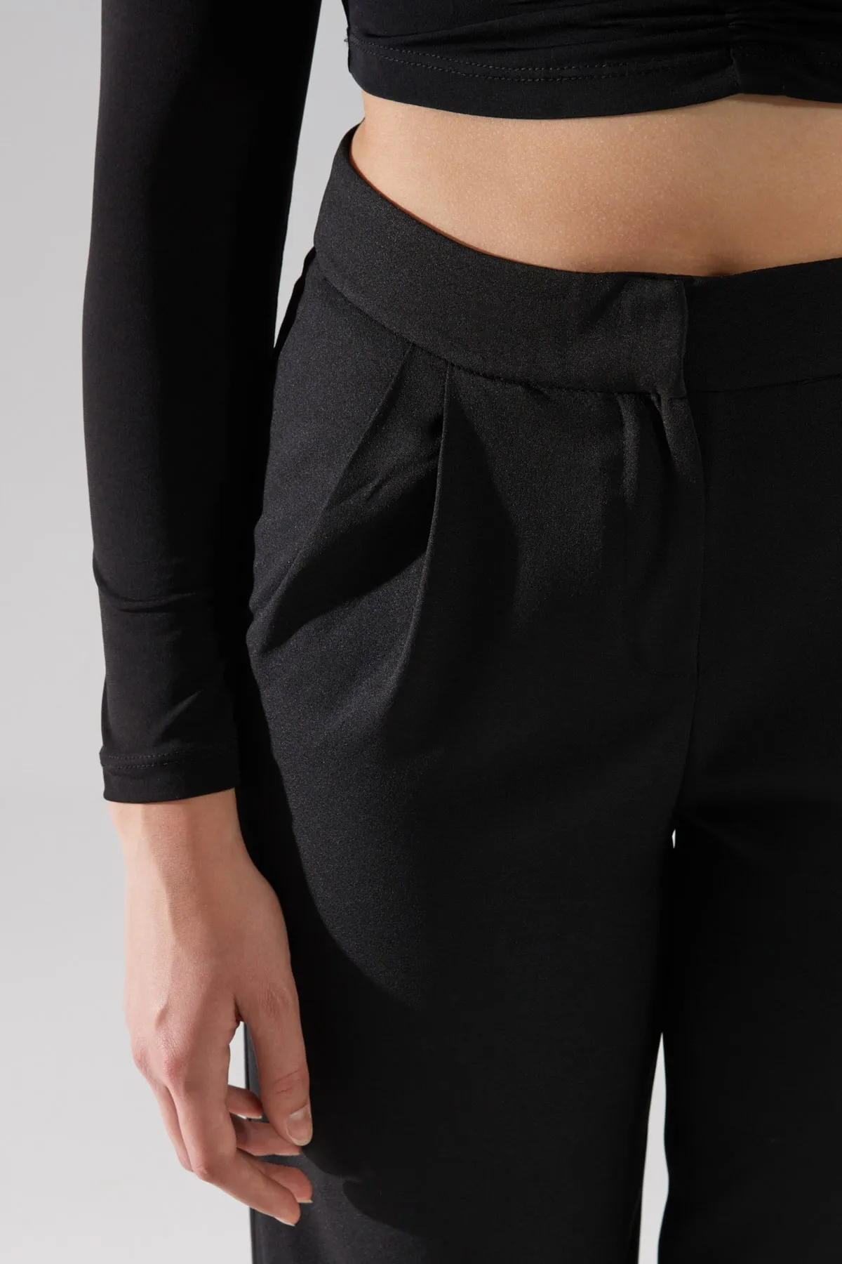 Trendyol Collection  Schwarze, gerade geschnittene, plissierte Webhose TWOSS19WX0017
