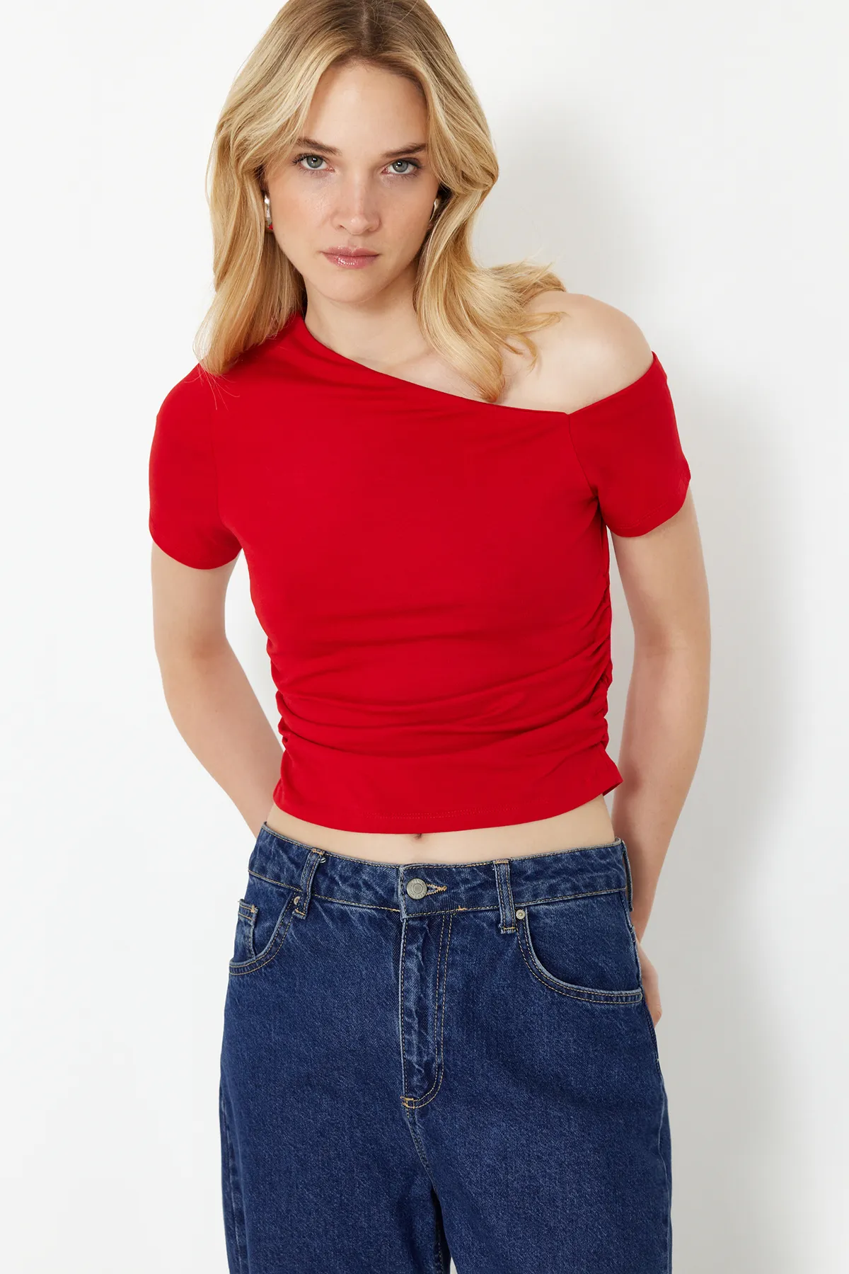 Trendyol Collection  Rote Stretch-Strickbluse mit gerafftem asymmetrischem Kragen TWOSS24BZ00073