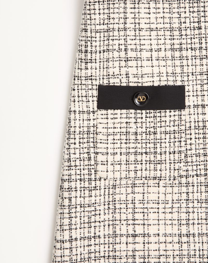 Vestido curto de tweed com corte quadrado