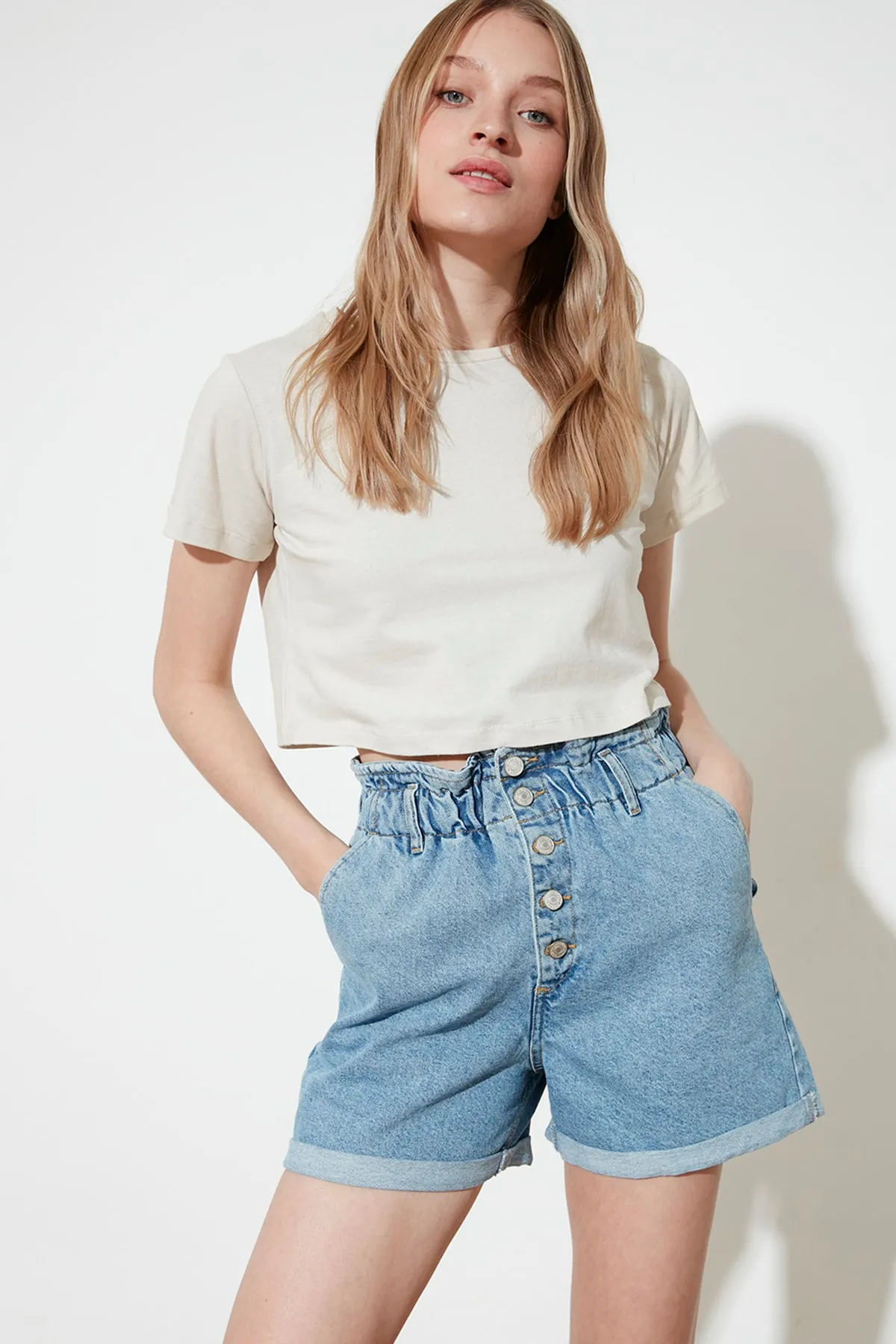 Trendyol Collection  Blaue, nachhaltigere Jeansshorts mit Knopfleiste vorne TWOSS20SR0319