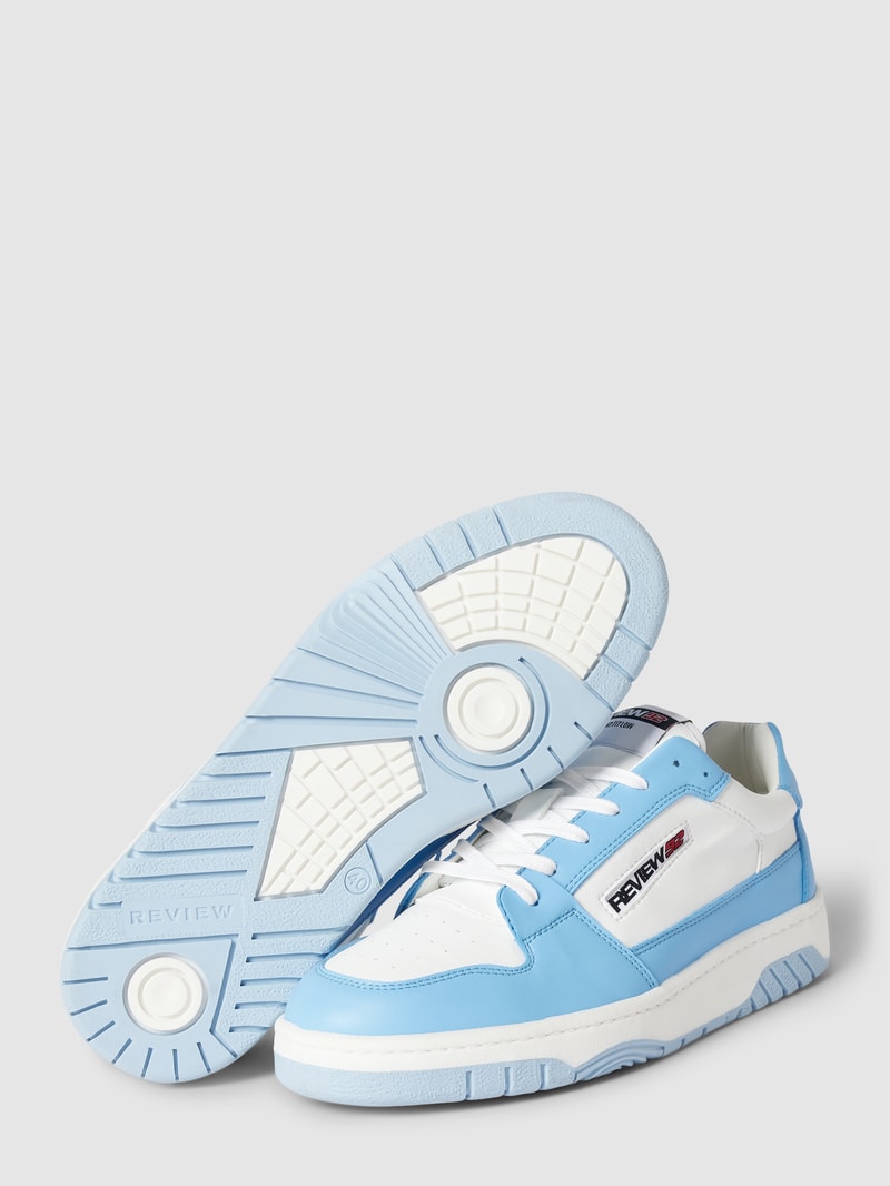 Sneaker mit Label-Details in hellblau