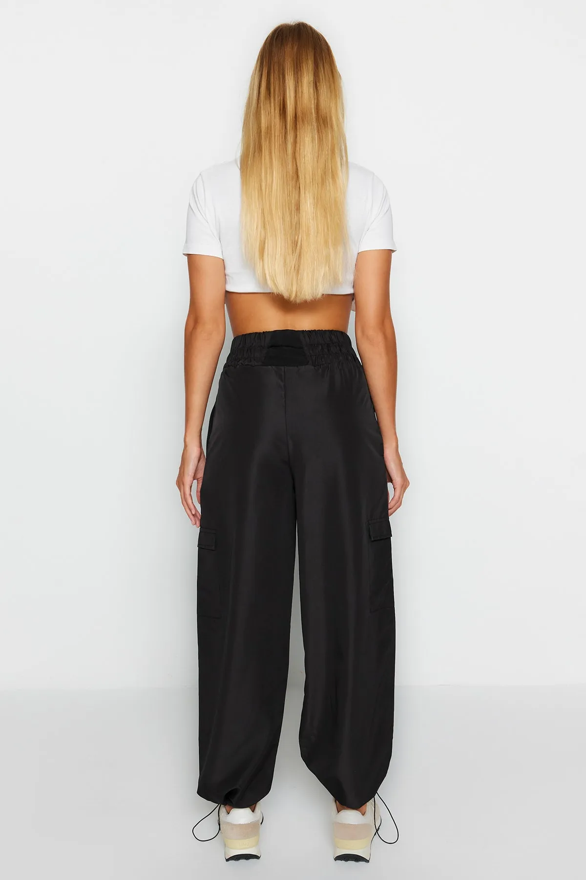 Trendyol Collection  Schwarze gestrickte Sporthose aus Fallschirmstoff mit Taschendetails THMAW24EA00002
