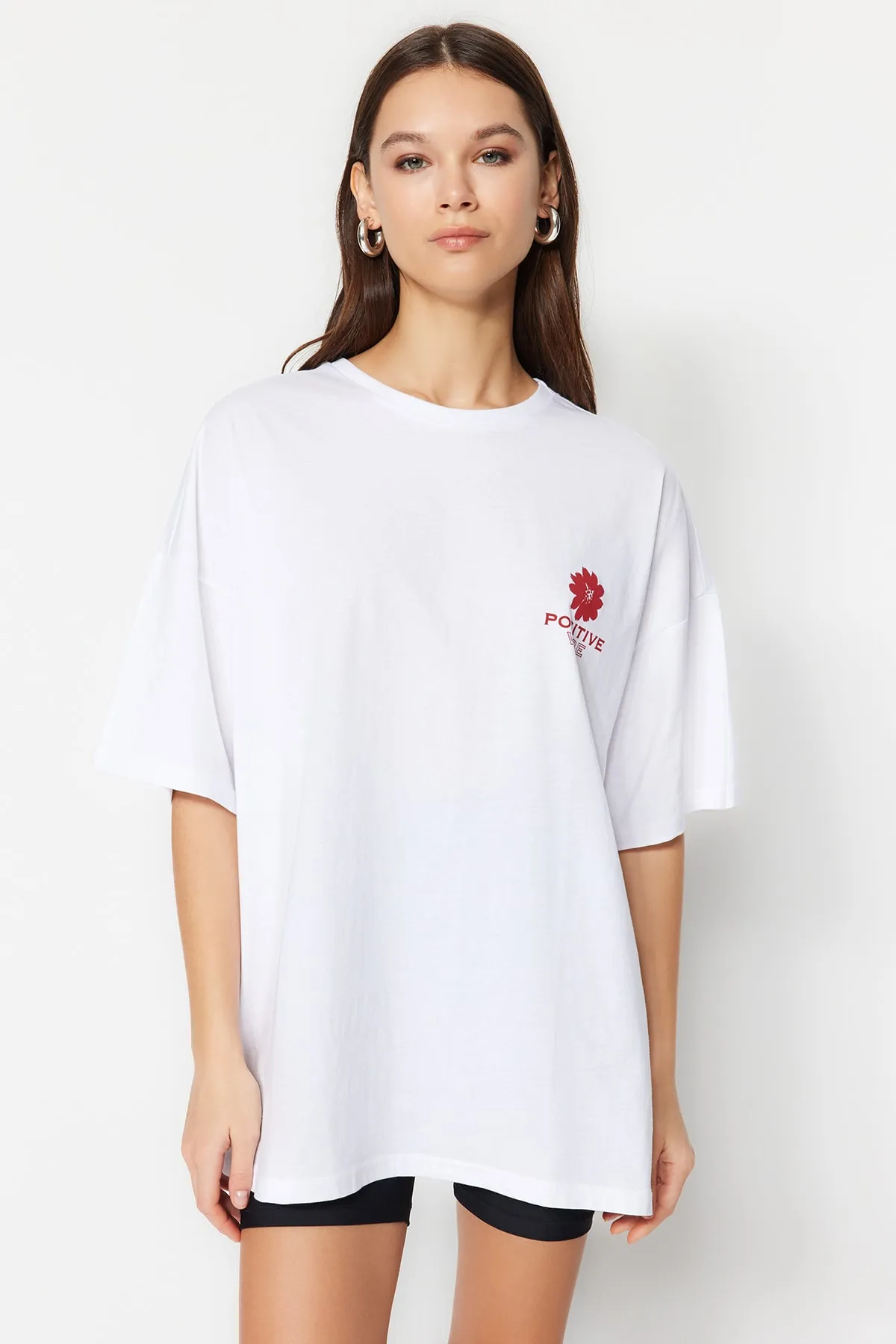 Trendyol Collection  Weißes Strick-T-Shirt mit Rundhalsausschnitt aus 100 % Baumwolle mit Aufdruck auf der Rückseite und weiter Passform TWOSS23TS00321