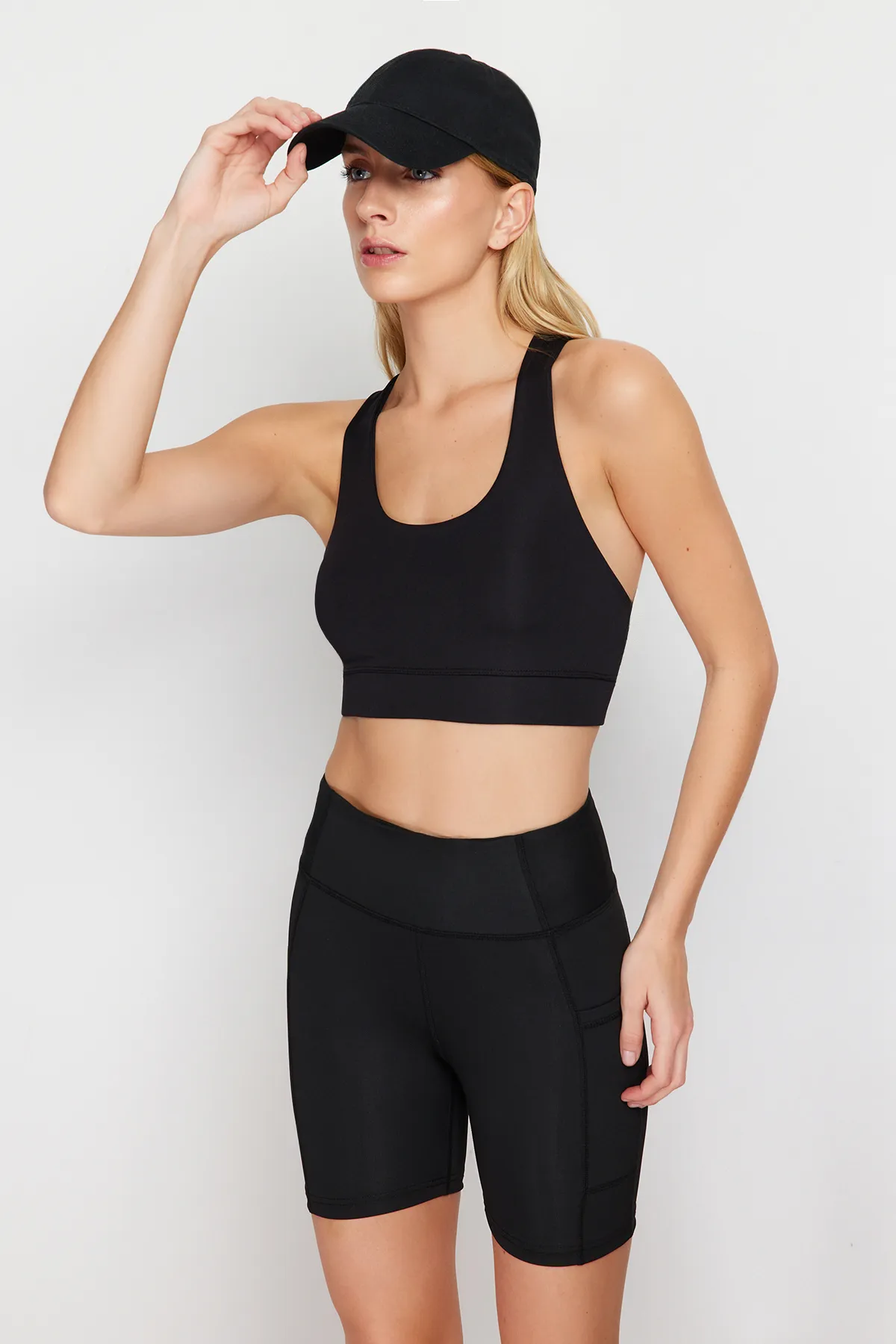 Trendyol Collection  Schwarzer Sport-BH mit Trägern und Styling-Funktion THMSS24SS00018
