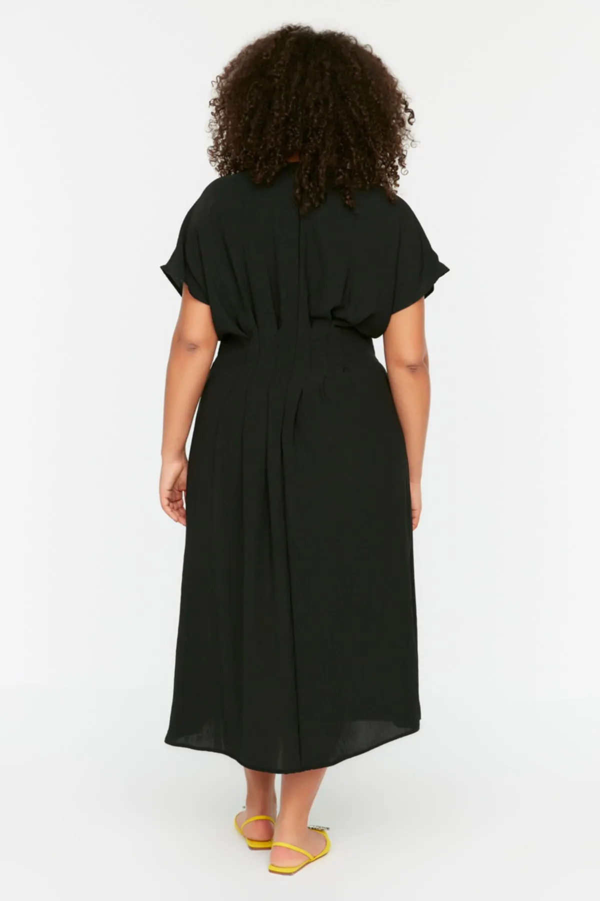 Trendyol Curve  Schwarzes Kleid mit gewebter Taille und Detail TBBSS22EL1713