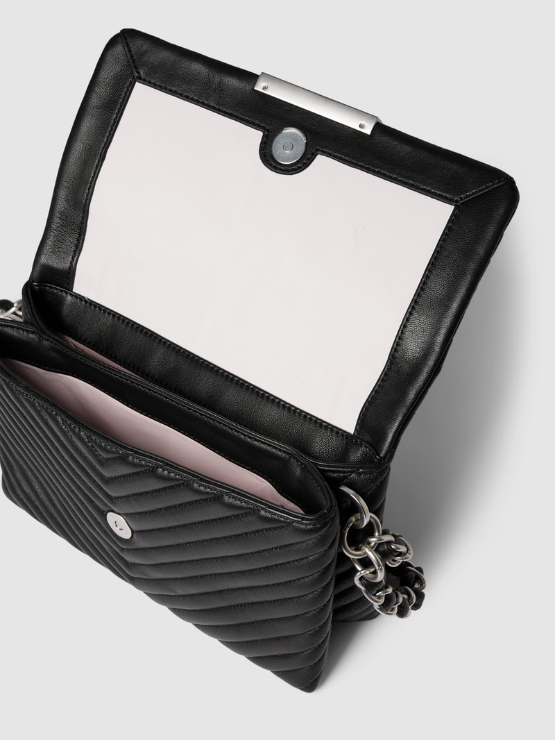 Umhängetasche mit Label-Detail Modell 'IRIS' in schwarz