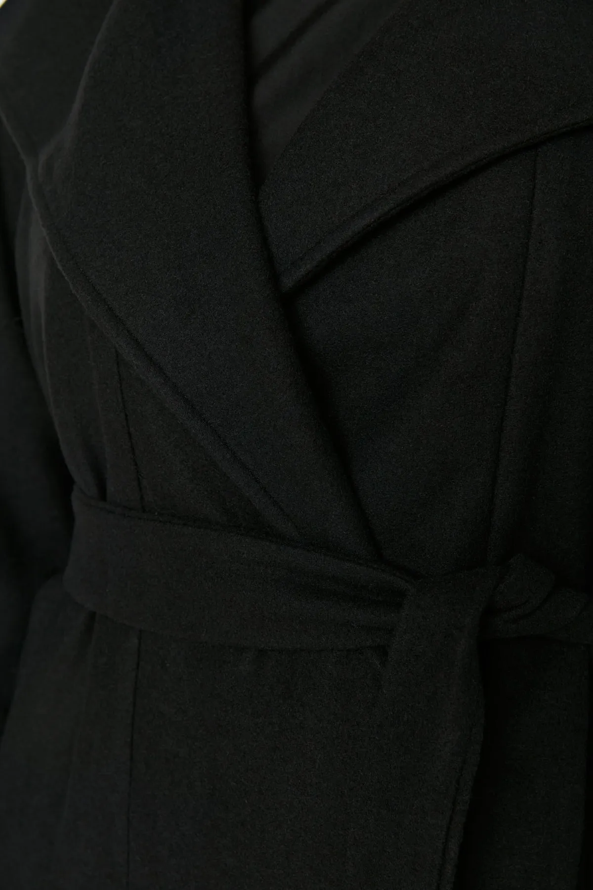 Trendyol Curve  Schwarzer Oversize-Kaschmirmantel mit breitem Kragen und Gürtel TBBAW23KB00001