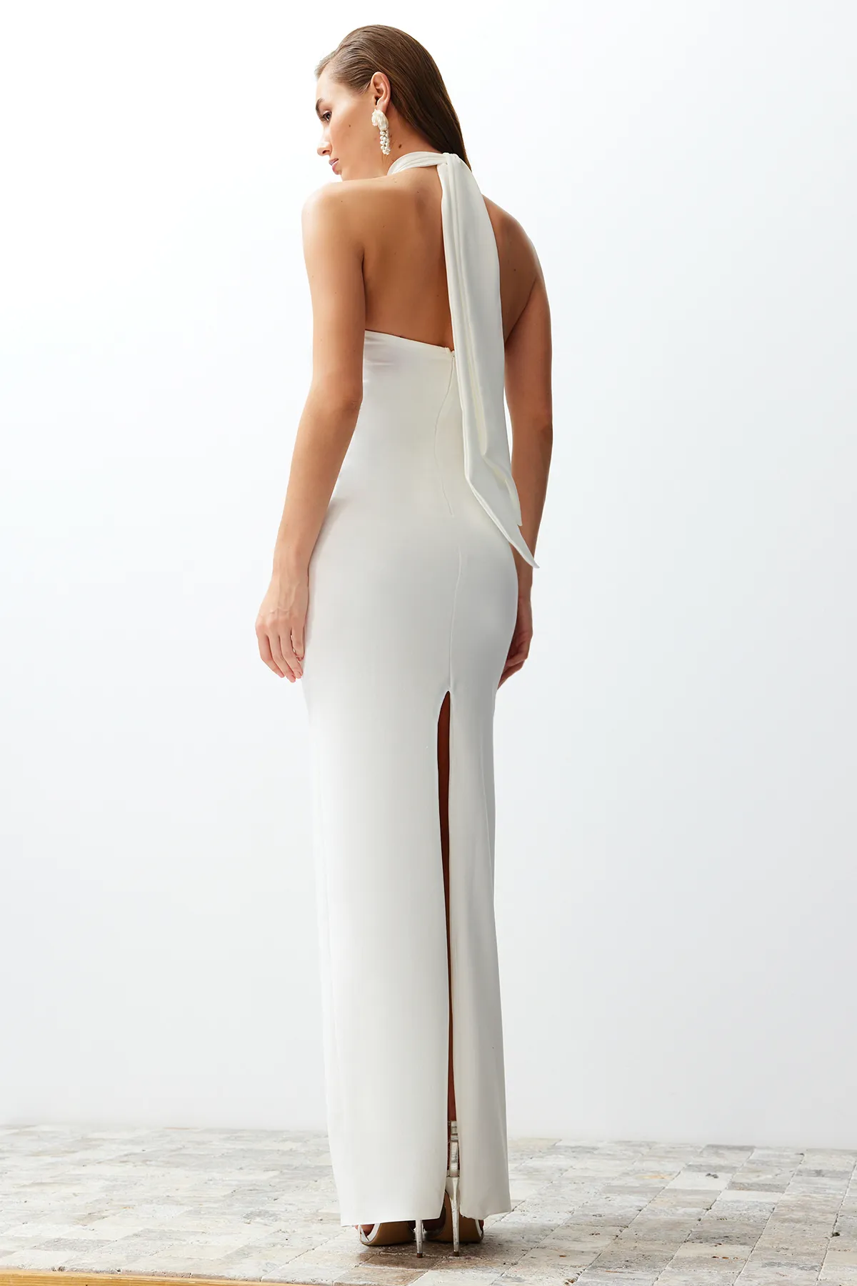 Trendyol Collection  Elegantes Braut-Abendkleid mit weißen Rosen und Details TPRSS24AE00011