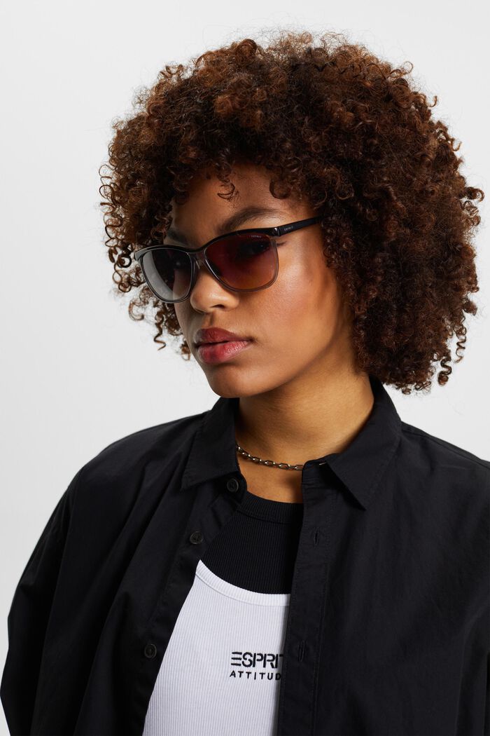 Sonnenbrille mit semitransparentem Rahmen