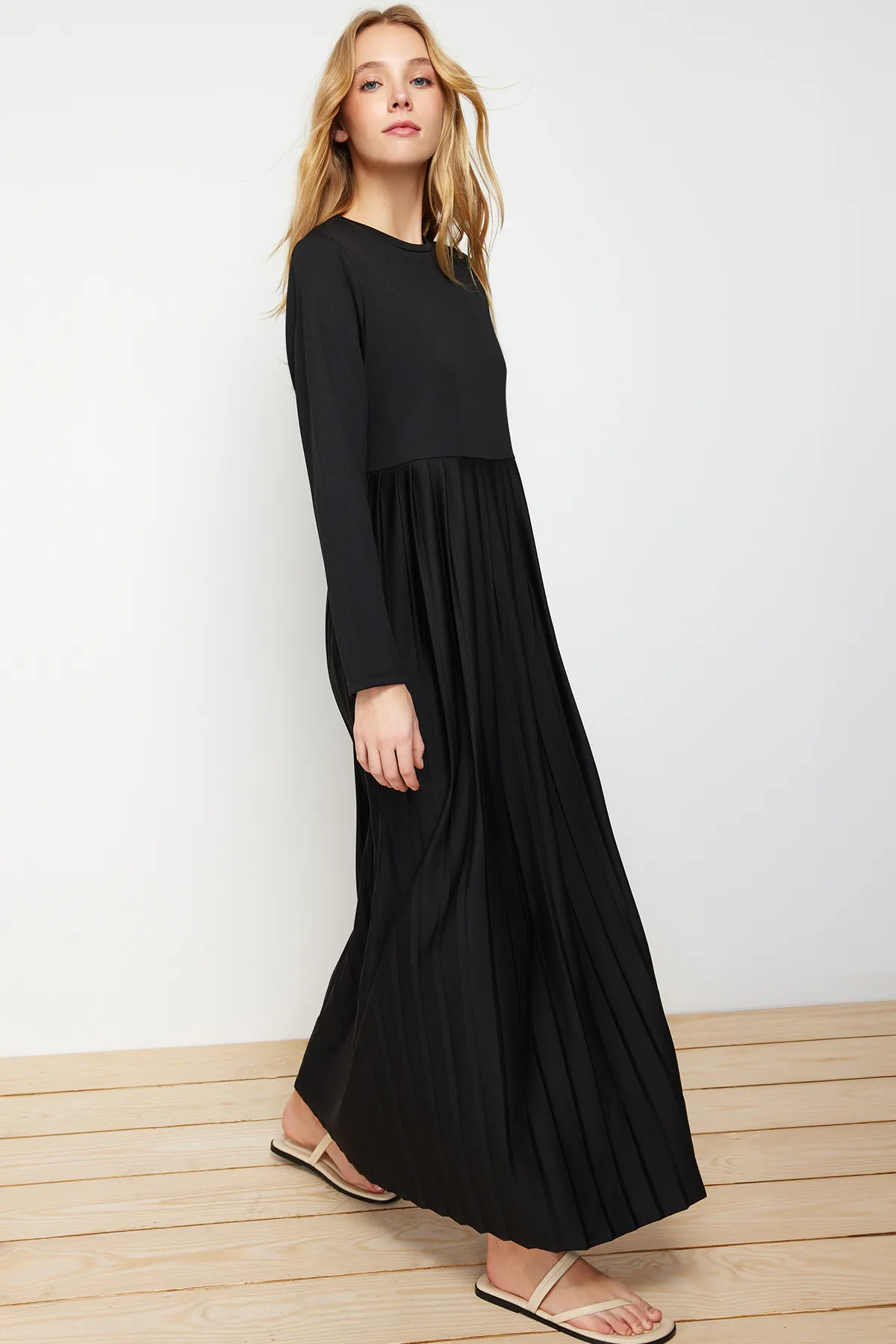 Trendyol Modest  Schwarzes, plissiertes Scuba-Strickkleid mit Rock TCTAW24EL00000
