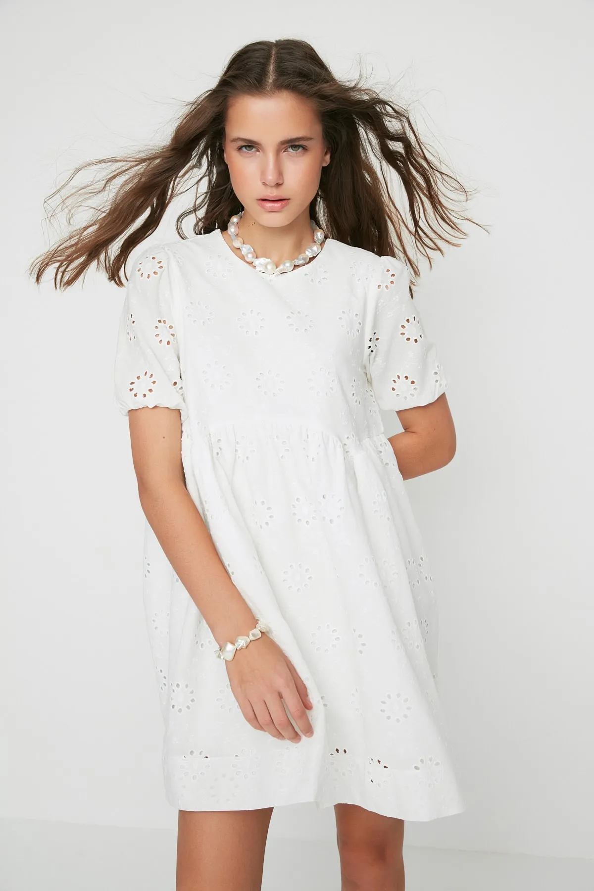 Trendyol Collection  Ecrufarbenes, weit geschnittenes, gewebtes Minikleid mit Stickerei in limitierter Auflage TWOSS22EL0155