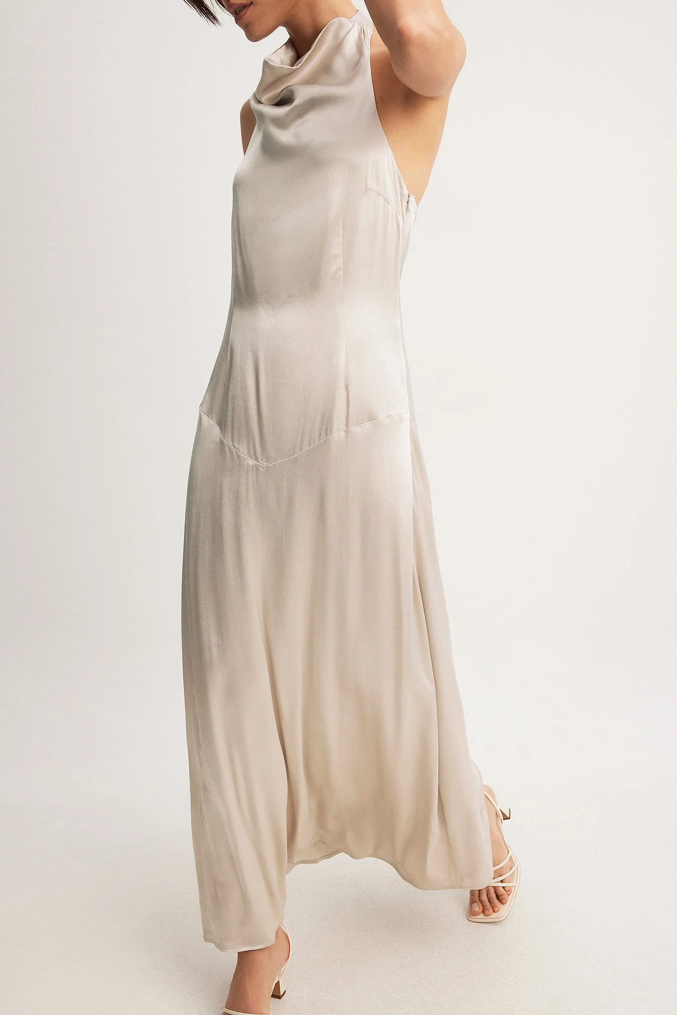 Neckholder-Maxikleid aus Satin