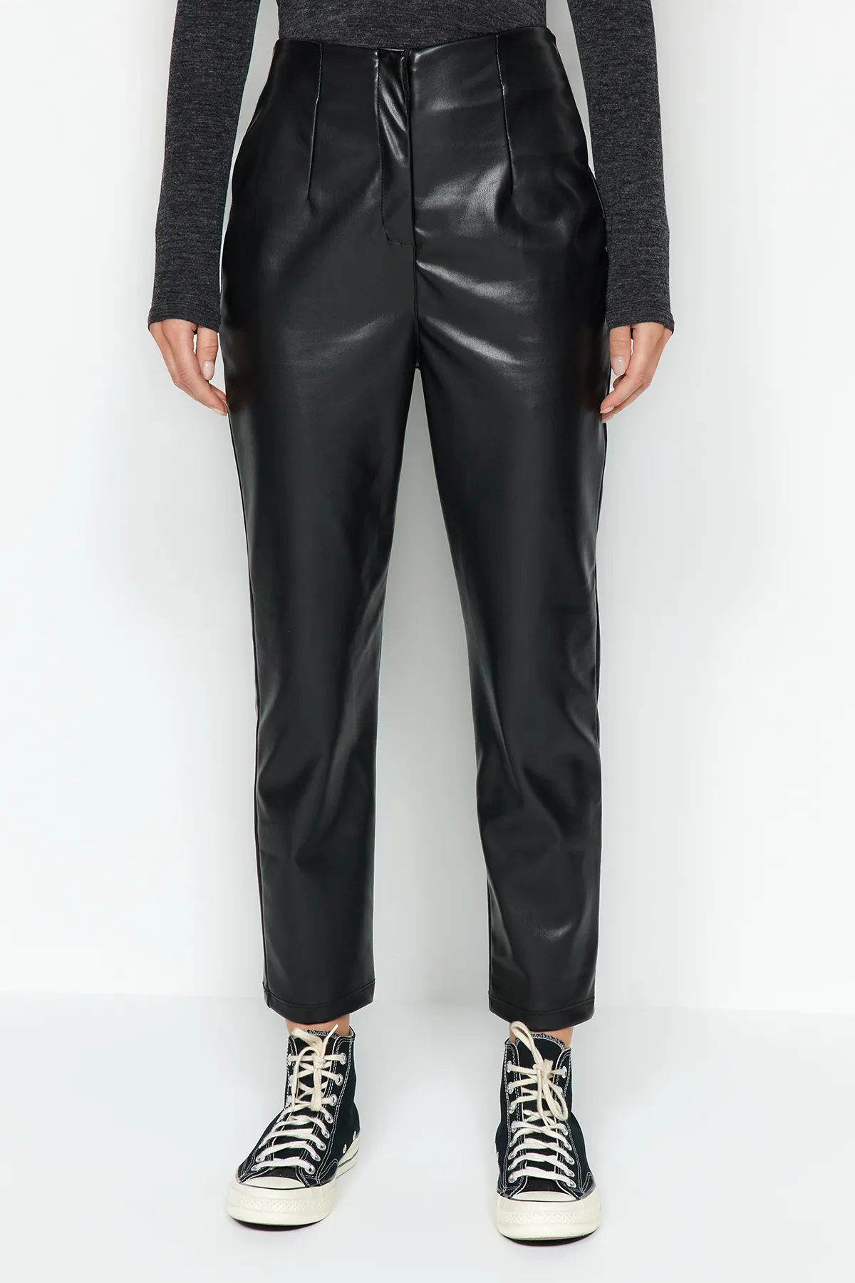 Trendyol Collection  Schwarze Strickhose aus Kunstleder mit hohem Bund und Abnähern TWOAW24PL00108