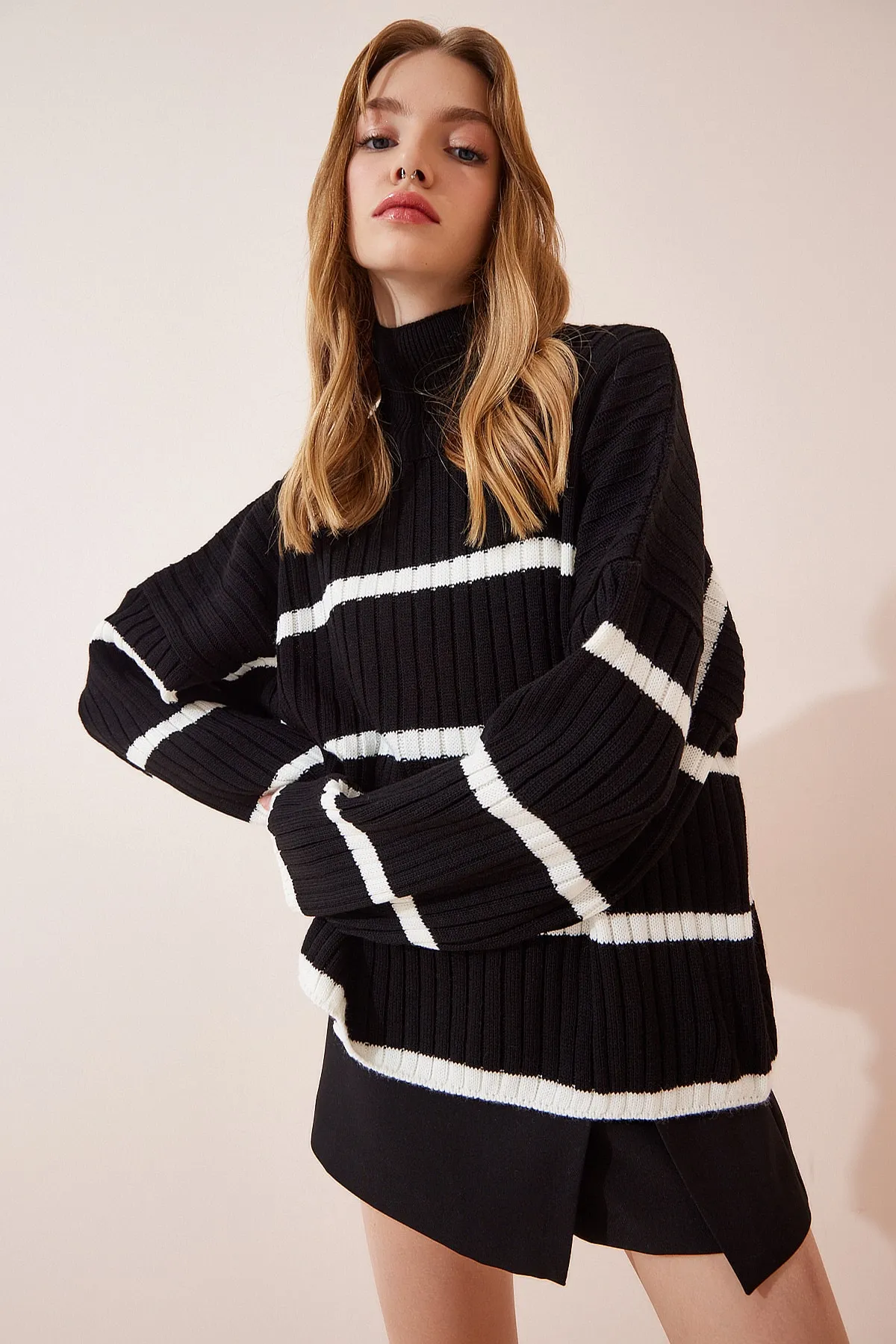 Happiness İstanbul  Schwarzer Rollkragenpullover mit Streifenmuster für Damen in Übergröße DD01143