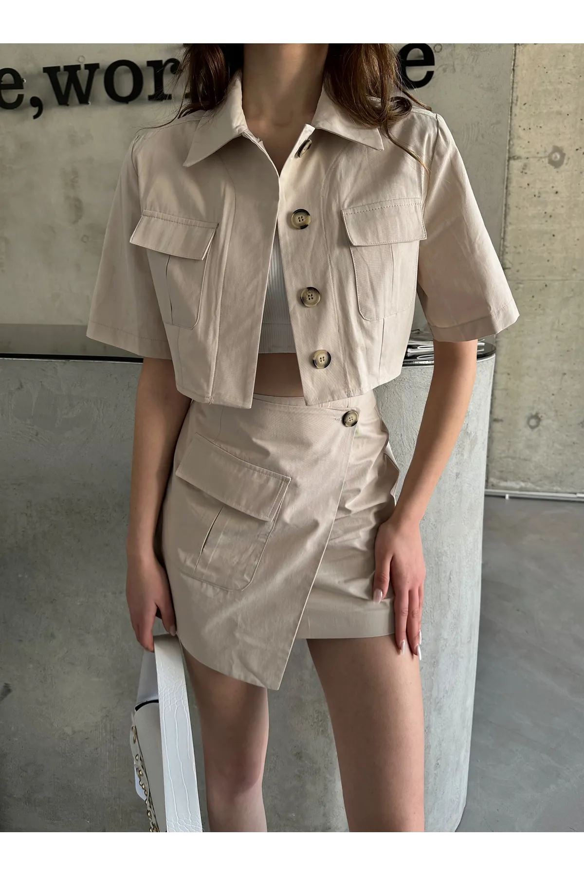 Laluvia  Steinfarbenes Minirock-Crop-Shirt-Set mit Taschendetail