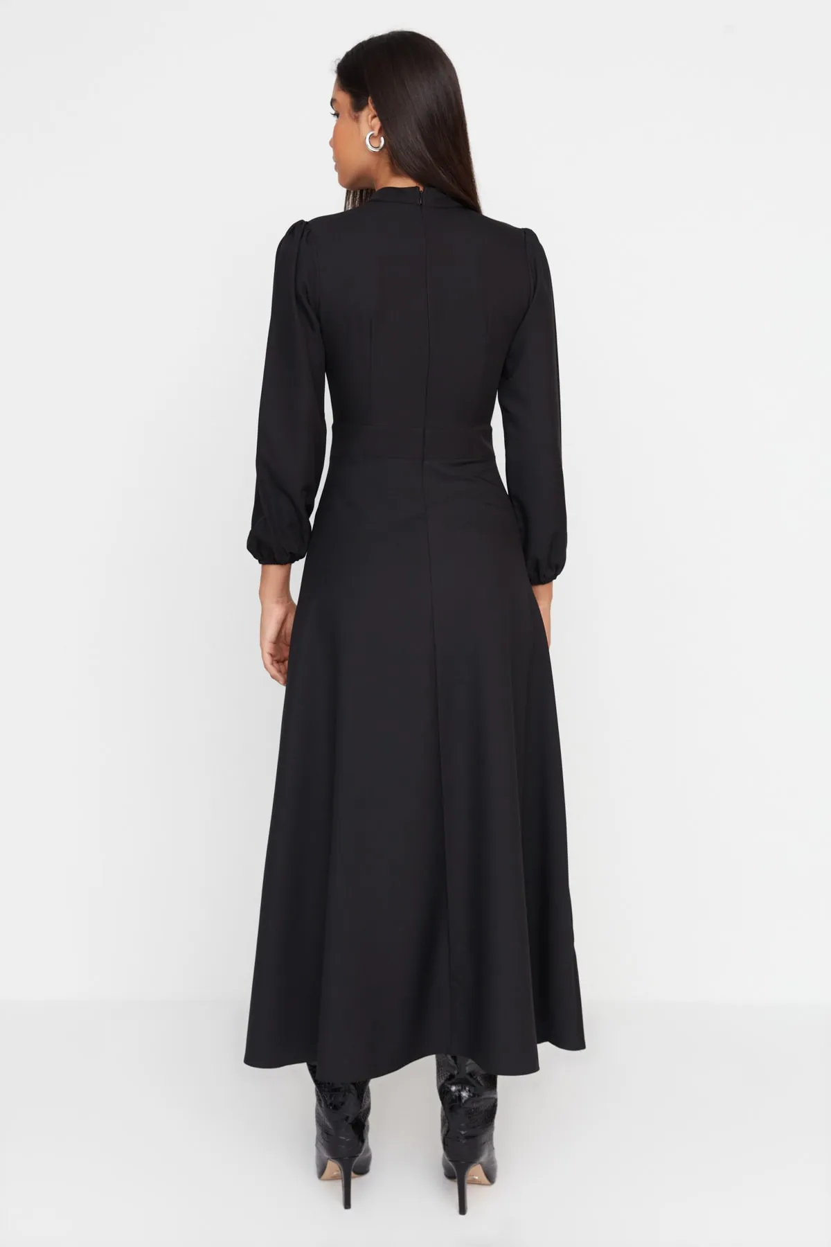 Trendyol Modest  Schwarzes gewebtes Kleid mit geraffter Vorderseite und Stehkragen TCTAW23EB00191