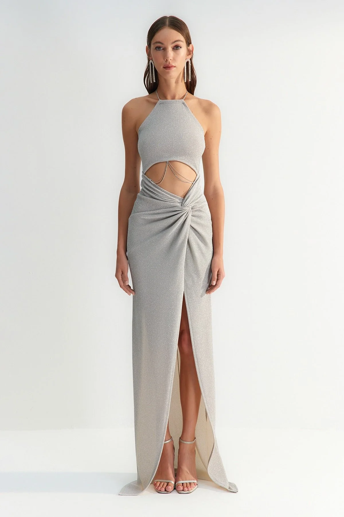 Trendyol Collection  X Zeynep Tosun Graues, figurbetontes Abend- und Abschlusskleid mit gefütterter Kette TCLSS23AE00000