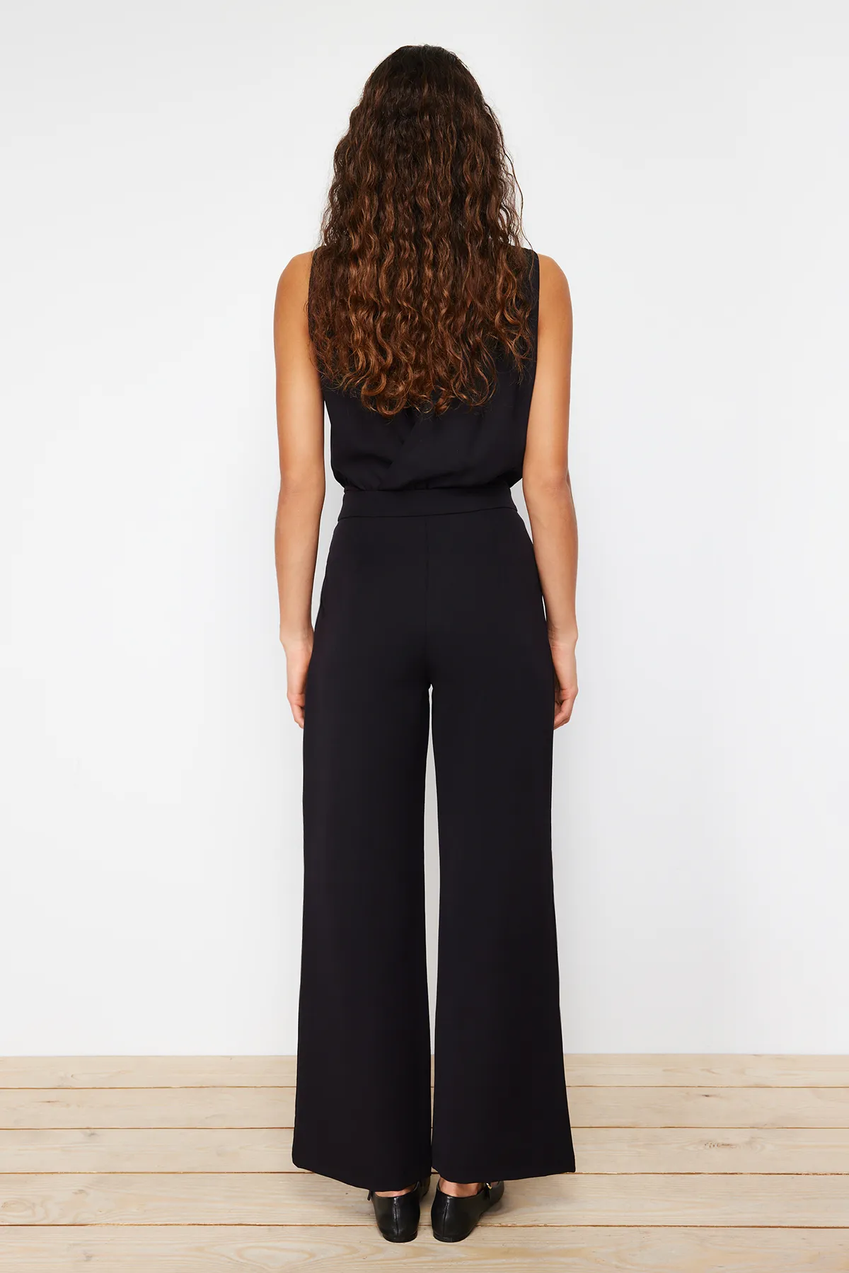 Trendyol Collection  Schwarze gewebte Hose mit weitem Bein und hoher Taille TWOAW22PL0066