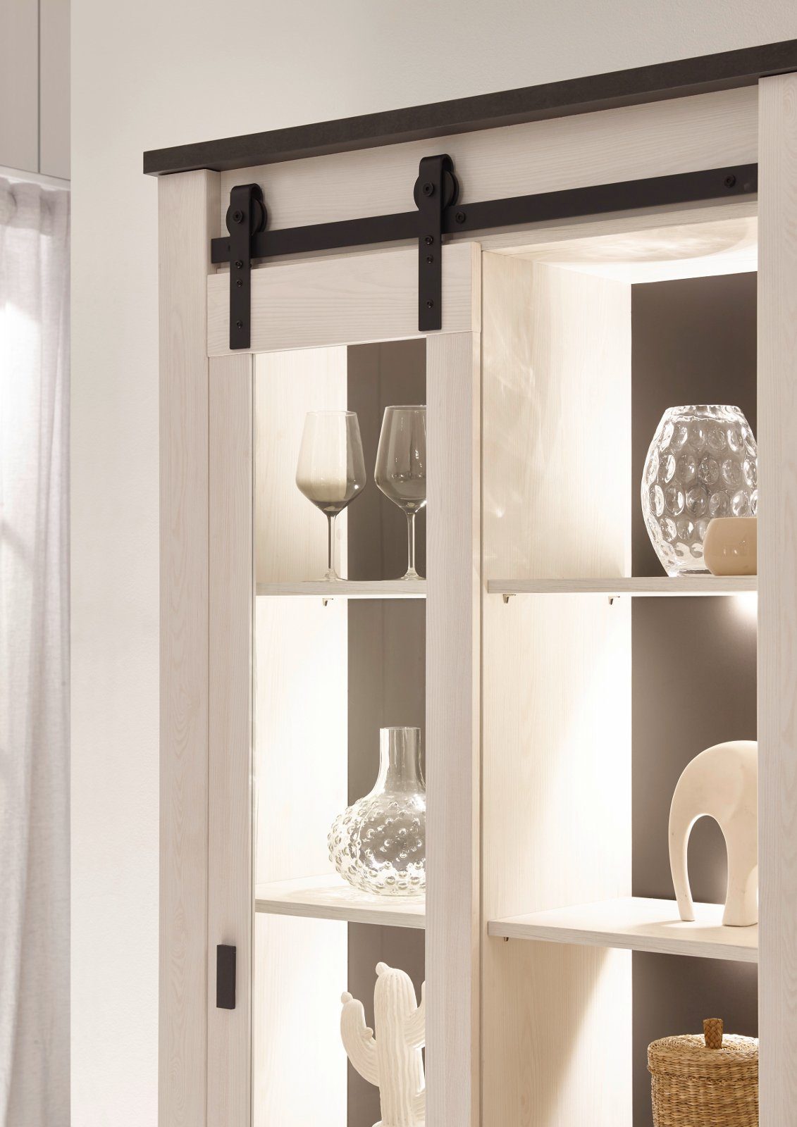 Furn.Design Esszimmer-Set Stove, (Möbel-Set in Pinie weiß Landhaus, 2-teilig), mit Scheunentorbeschlag