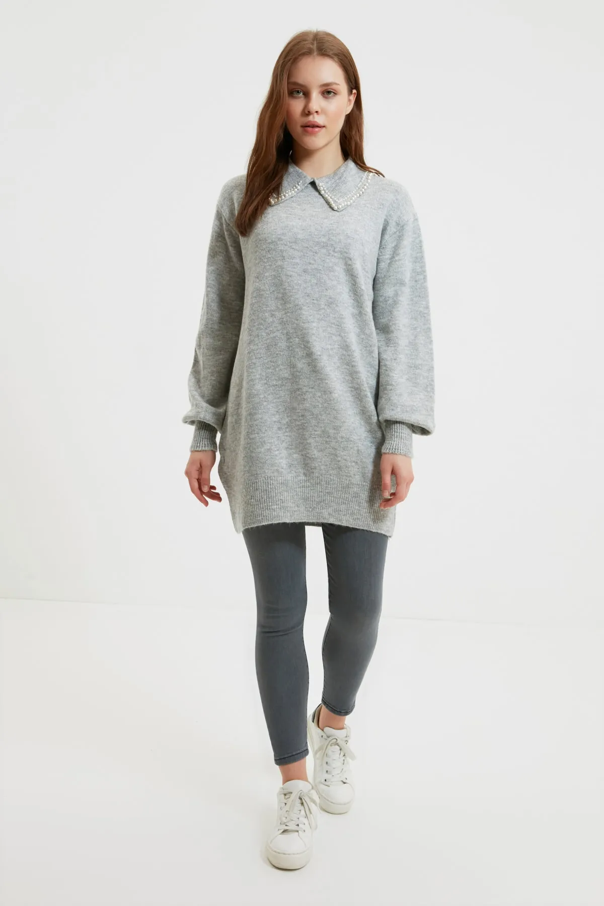 Trendyol Modest  Grauer, weicher Strickpullover mit Perlenmuster für Babykragen TCTAW22AK0238