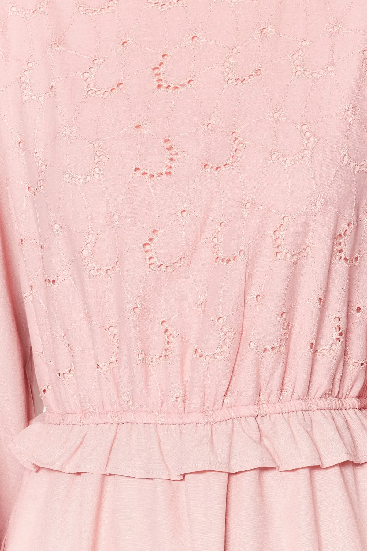 Trendyol Modest  Hellrosa Kleid aus gewebter Baumwolle mit Stickereien und Rüschendetails TCTSS23EB00053