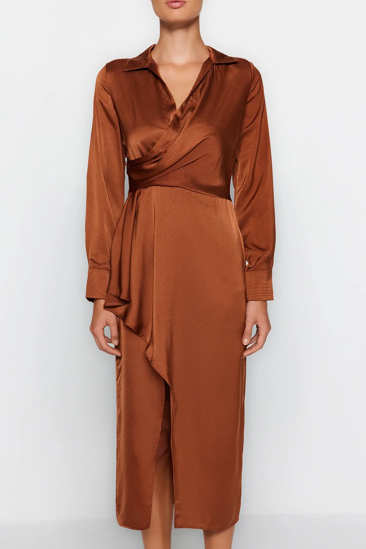 Trendyol Collection  Elegantes Abendkleid aus braunem, gewebtem Satin in Wickeloptik TPRAW24EL00111