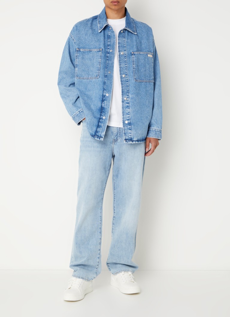 Camicia oversize in denim di Calvin Klein con tasche sul petto.