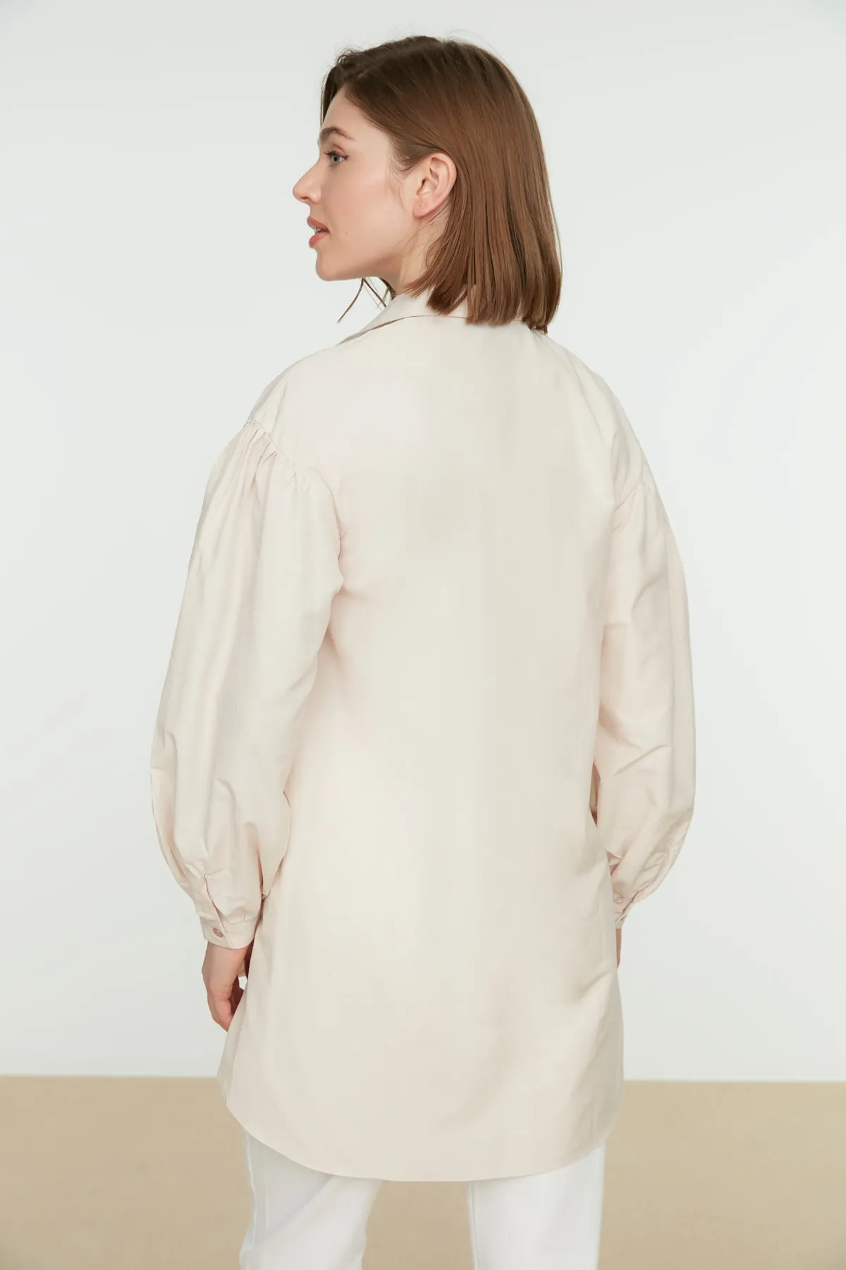 Trendyol Modest  Basic-Gewebtes Hemd mit steinfarbenen Ballonärmeln und langem Taschendetail auf der Rückseite TCTSS21GO0976