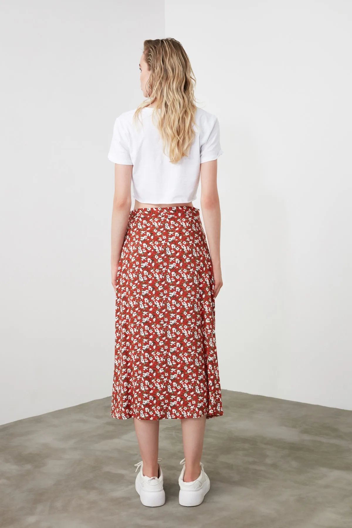 Trendyol Collection  Gewebter Midirock aus Viskosestoff mit Blumenmuster und Fliesenschlitzen TWOSS20ET0230