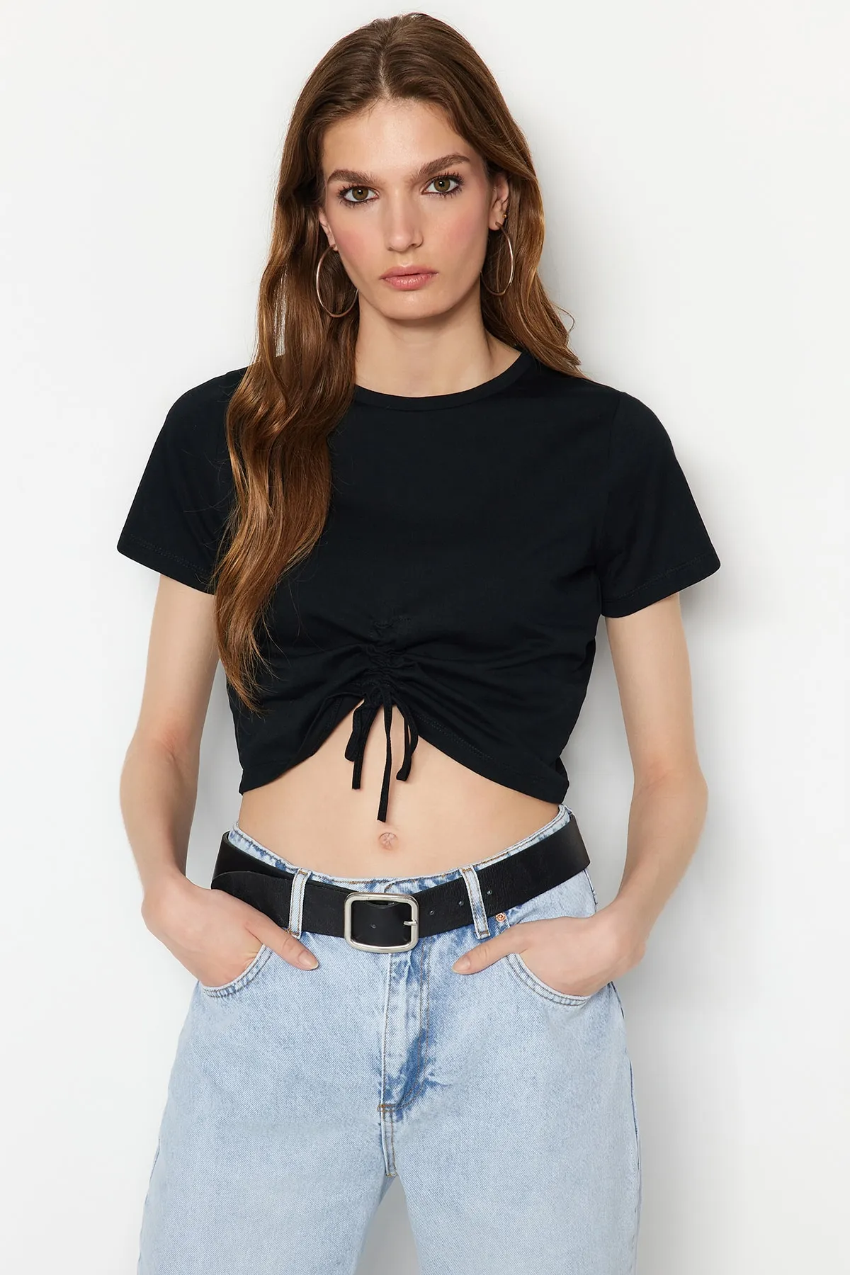 Trendyol Collection  Schwarzes Basic-Strick-T-Shirt mit Rundhalsausschnitt aus 100 % Baumwolle mit Rüschen und Details TWOSS22TS1032