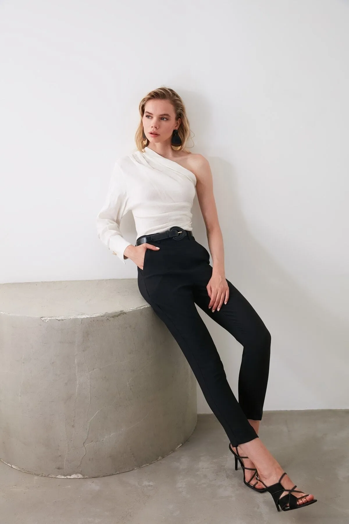 Trendyol Collection  Schwarze, gewebte Basic-Hose mit schmalem Bein und Zigarettenmuster TWOSS19ST0038