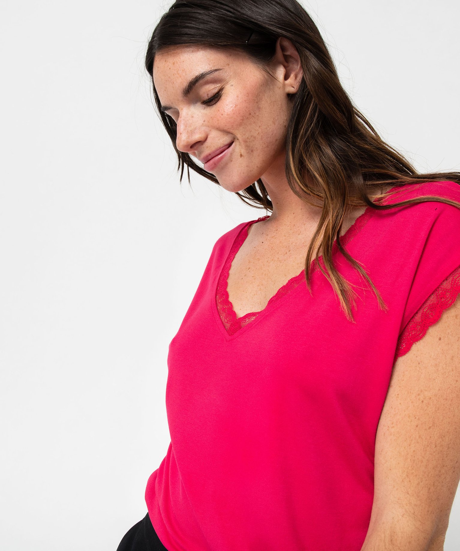 Tee-shirt femme à manches courtes avec col V en dentelle rose | GEMO