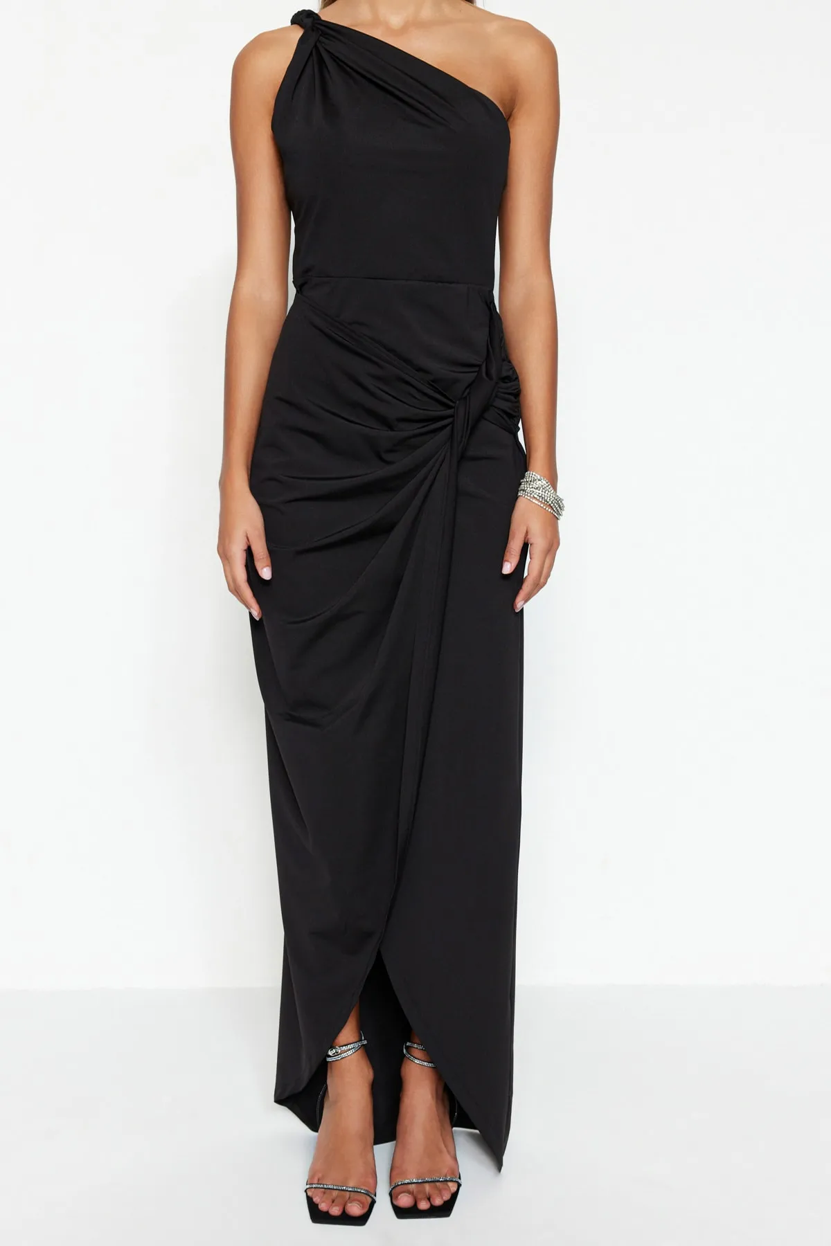 Trendyol Collection  Schwarzes, zweireihiges, langes Abendkleid aus Strick TPRSS23AE00056