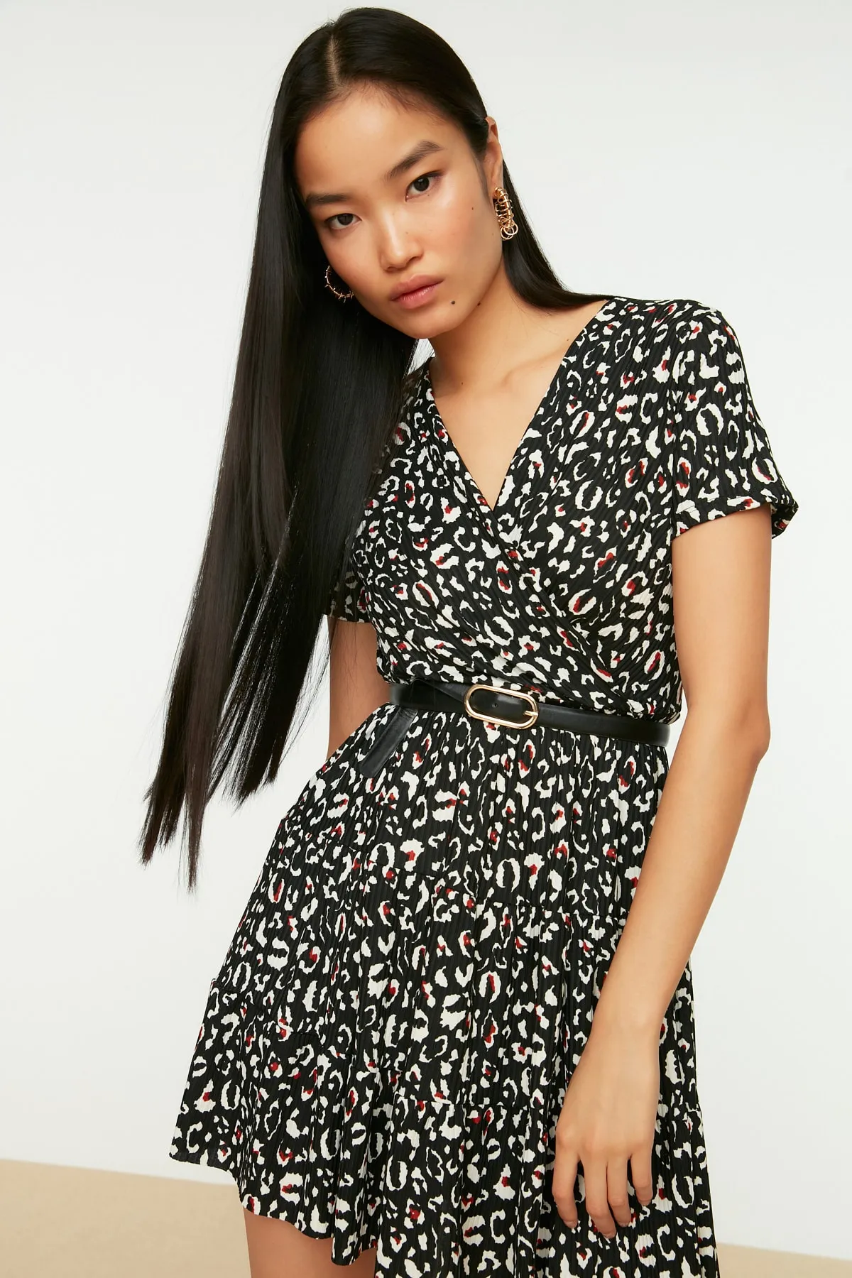 Trendyol Collection  Schwarzes, bedrucktes, zweireihiges Mini-Stretch-Strickkleid mit zweireihigem Ausschnitt TWOSS21EL0241