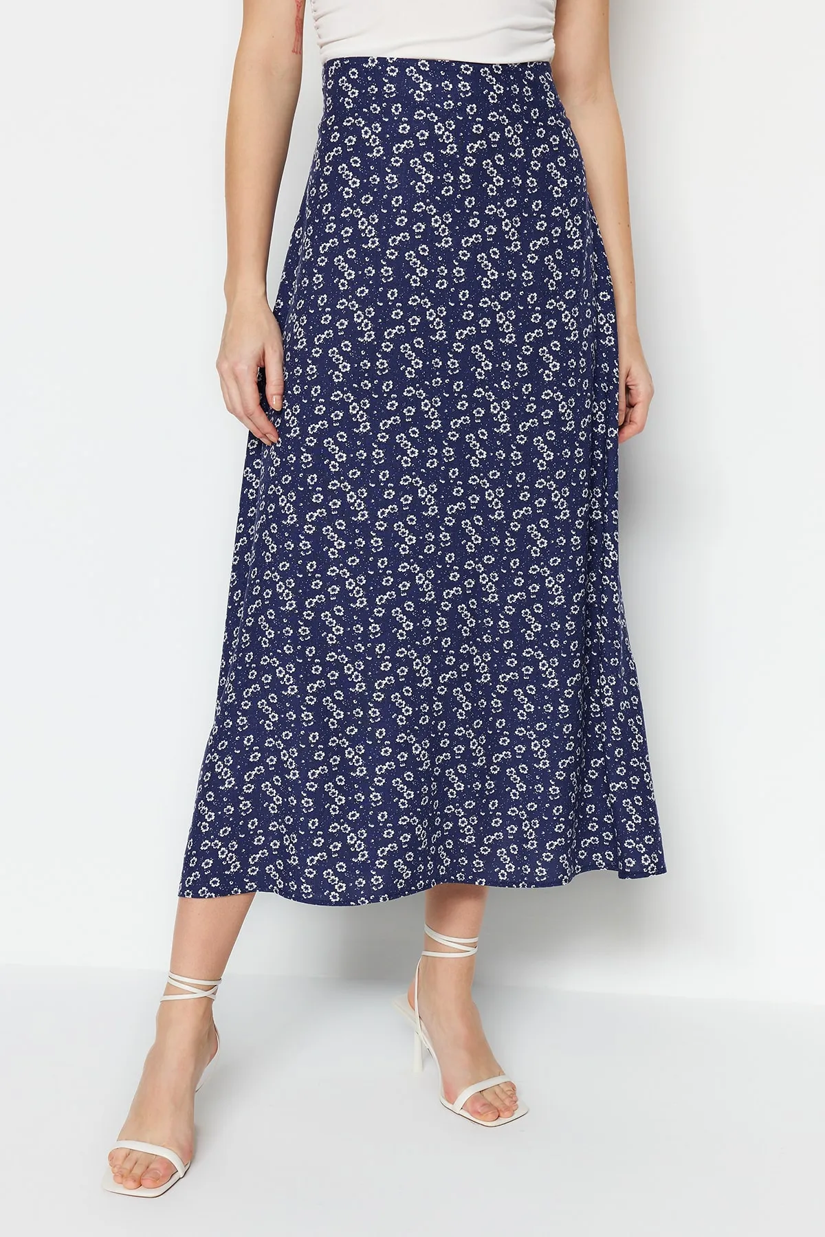 Trendyol Collection  Blauer gewebter Midirock aus Viskosestoff mit Blumenmuster TWOSS23ET00295