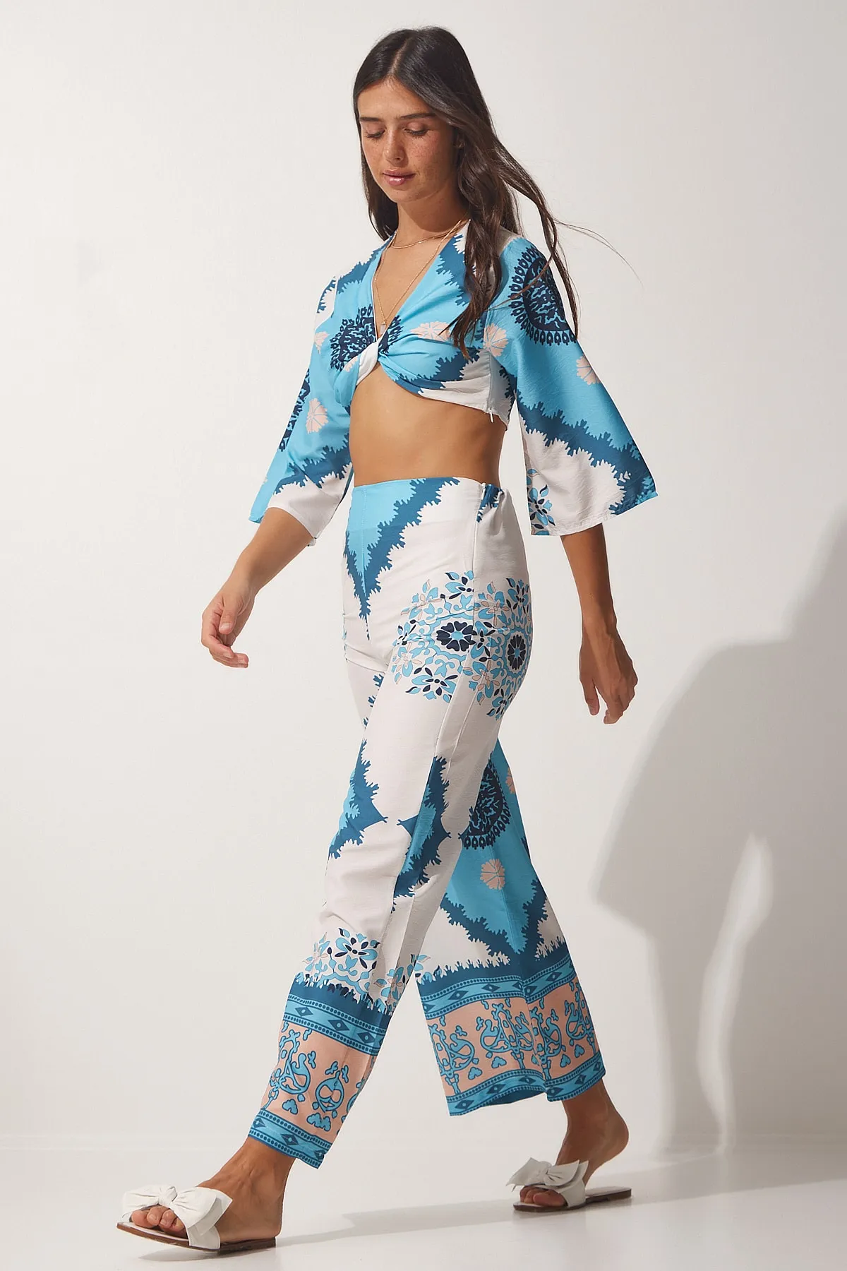 Happiness İstanbul  Hellblaues gemustertes Sommer-Bluse-Hosen-Set für Damen DM00131