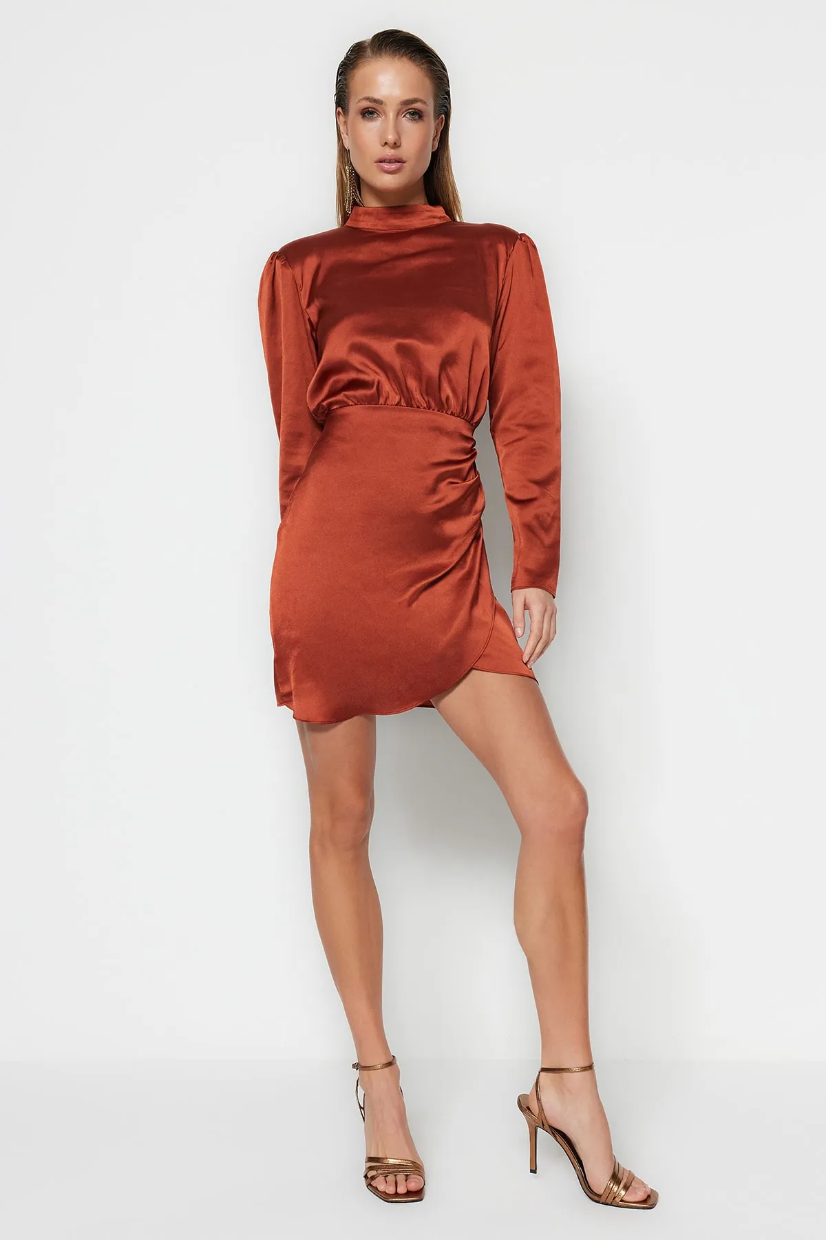 Trendyol Collection  Dunkles Zimt-Abendkleid aus Satin mit hohem Kragen TPRAW22EL1217