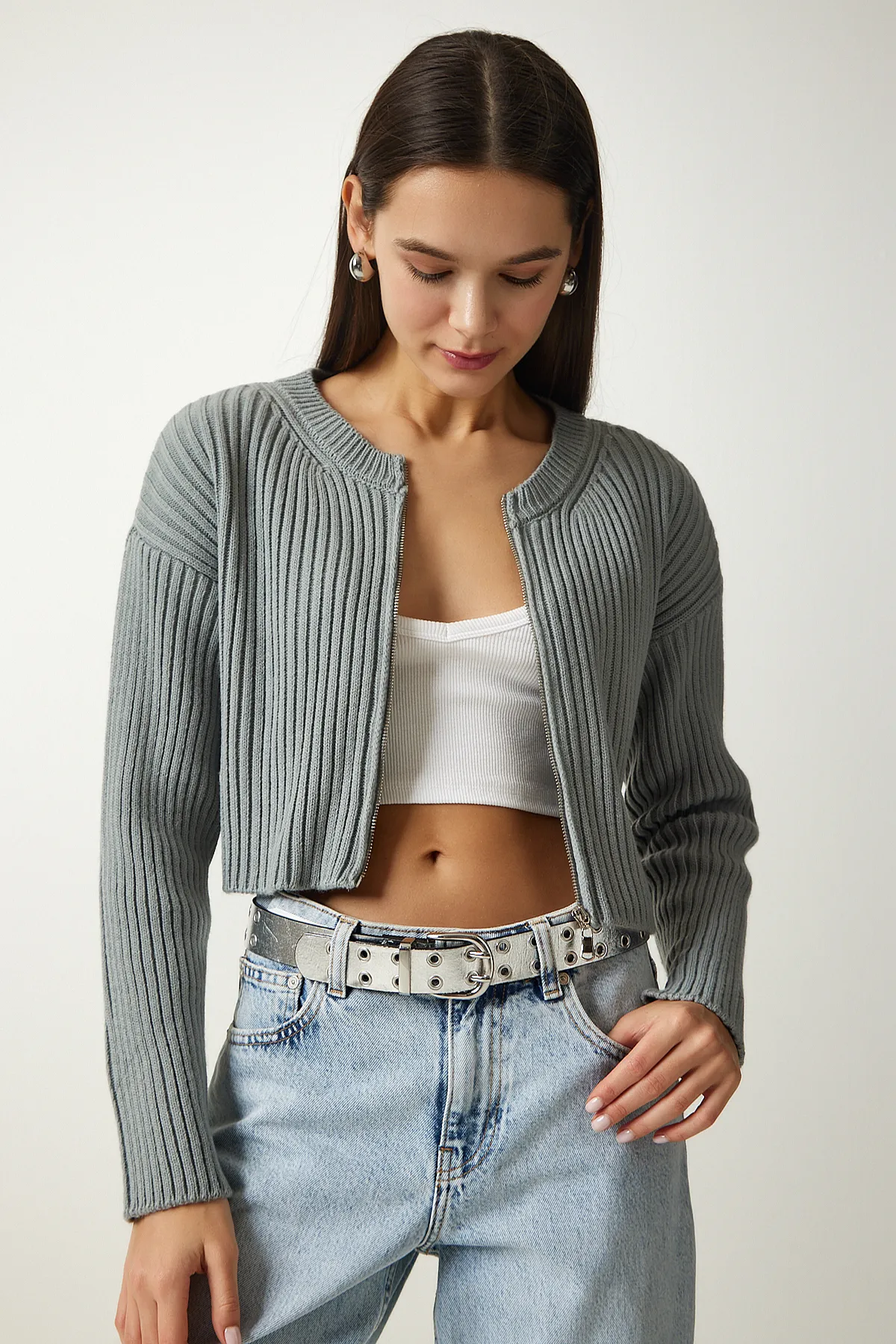 Happiness İstanbul  Gerippter Crop-Strick-Cardigan mit Reißverschluss in Stone für Damen PF00053