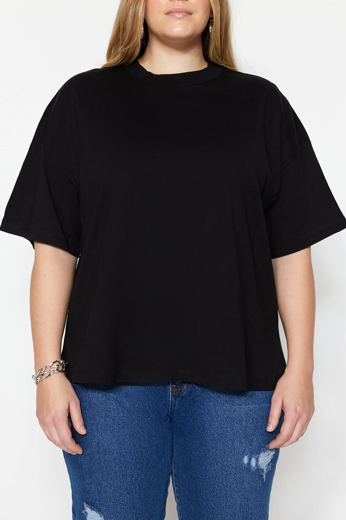 Trendyol Curve  Geripptes, weit geschnittenes Basic-Strick-T-Shirt mit schwarzem Kragen TBBSS23BF00017