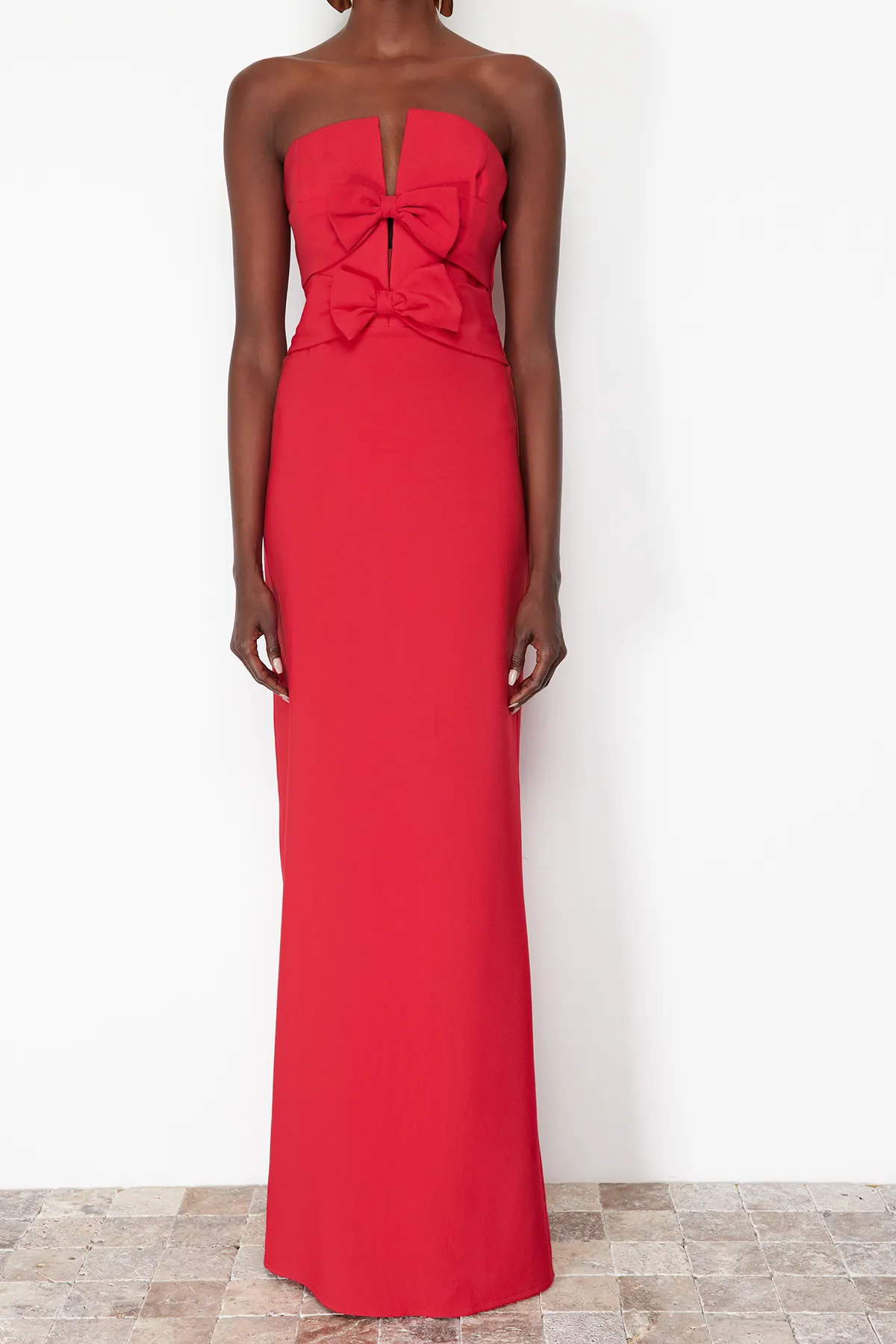 Trendyol Collection  Langes Abendkleid mit rotem Schleifendetail TPRSS24AE00073