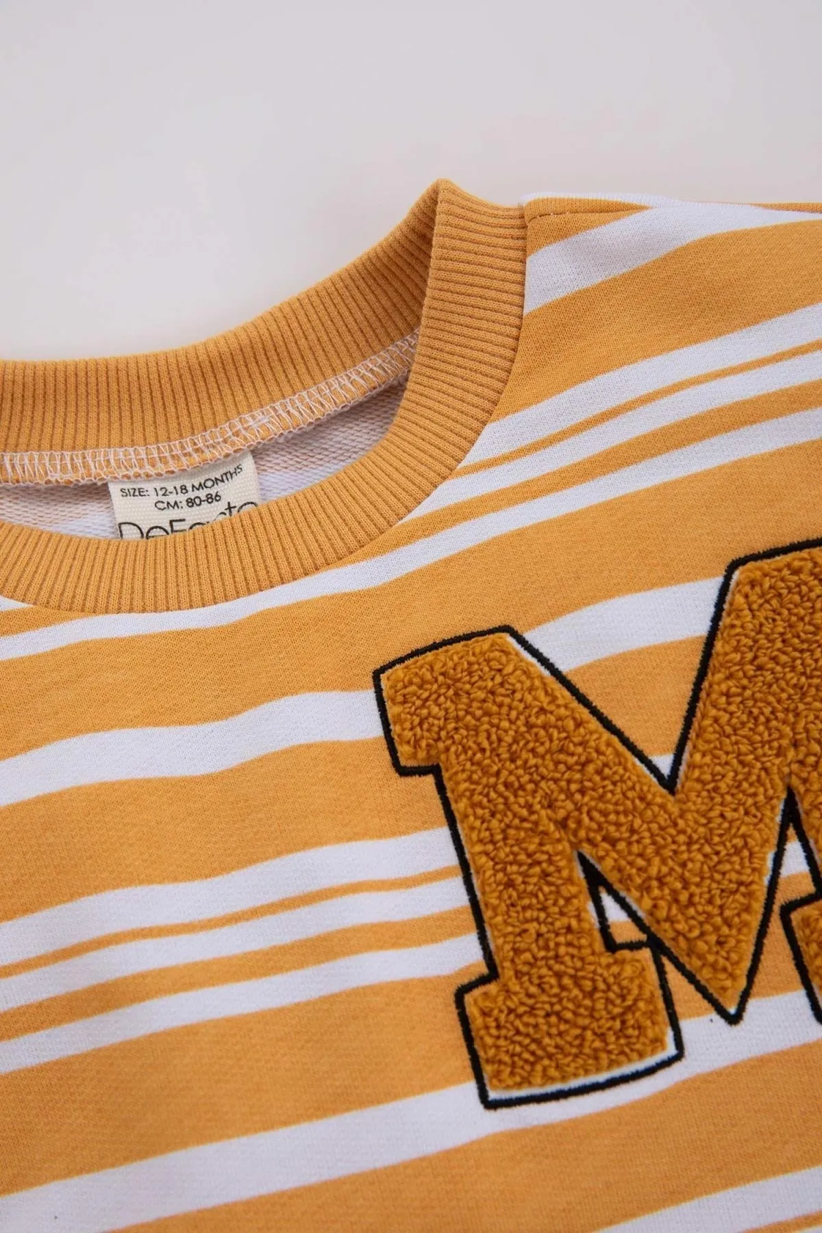 DeFacto  Gestreiftes Sweatshirt mit normaler Passform und Rundhalsausschnitt für Babys (Jungen).