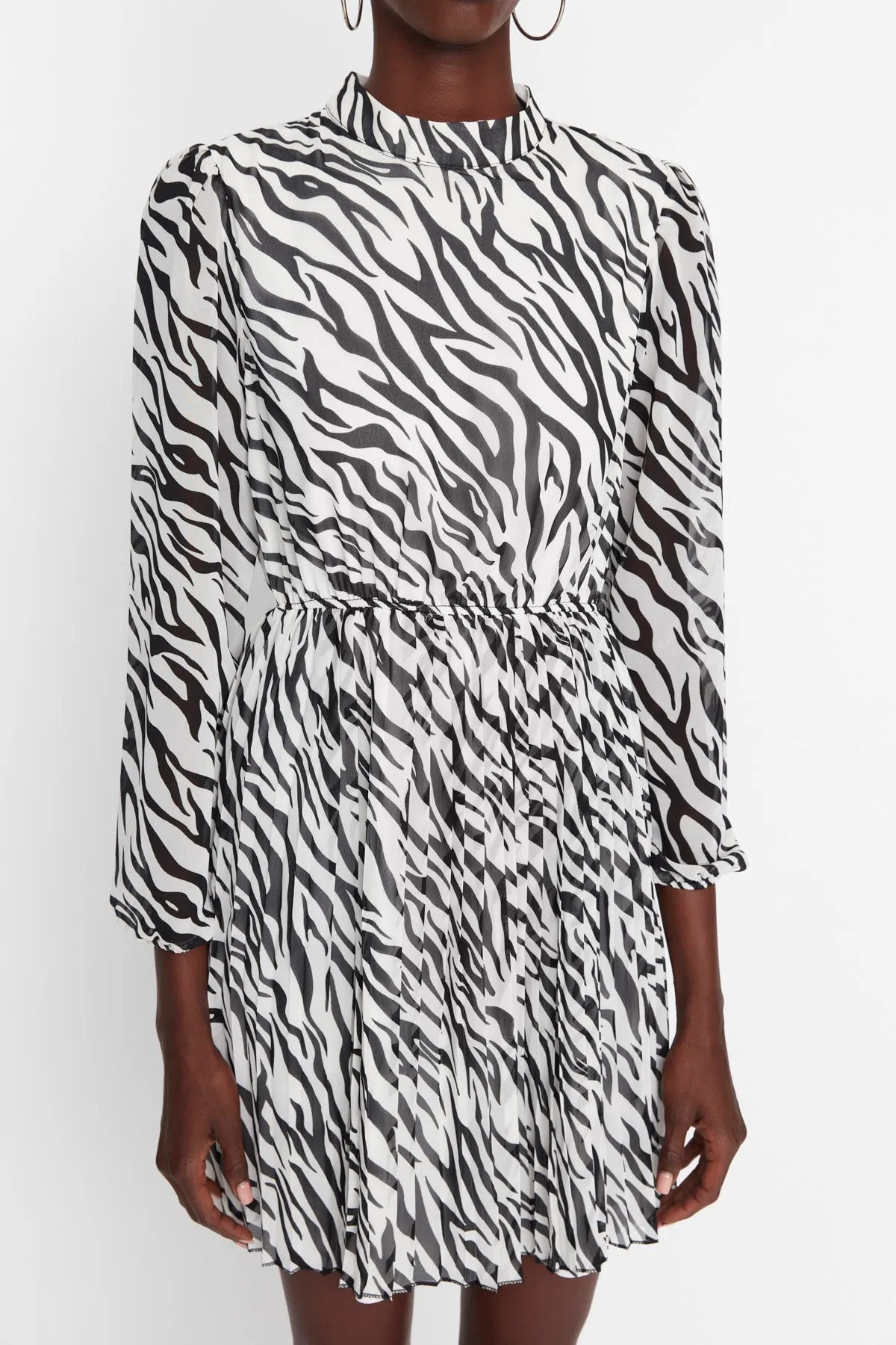 Trendyol Collection  Schwarzes, plissiertes Mini-Webkleid in A-Linie TWOAW21EL1009
