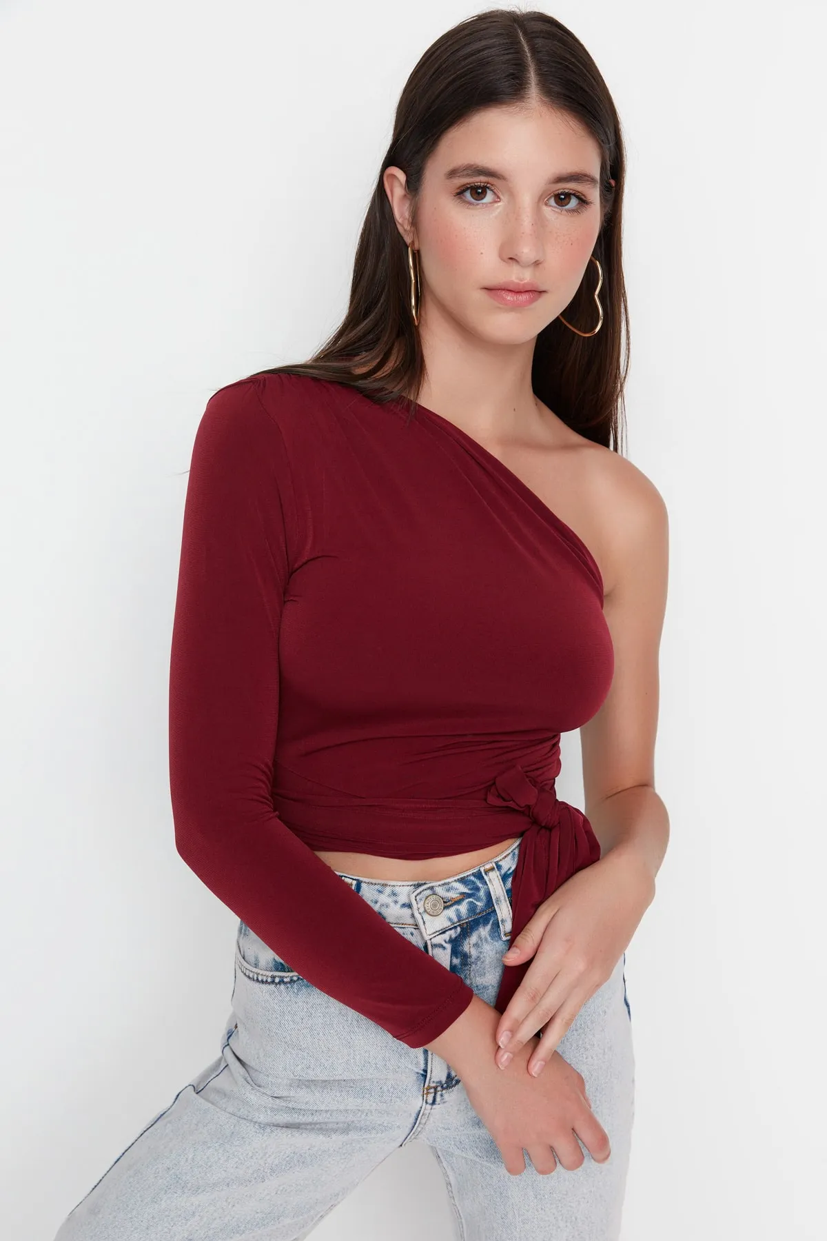 Trendyol Collection  Weinrote, schmal geschnittene, elastische Strickbluse mit einem Ärmel und detailliertem Bindeband TWOAW23BZ00094