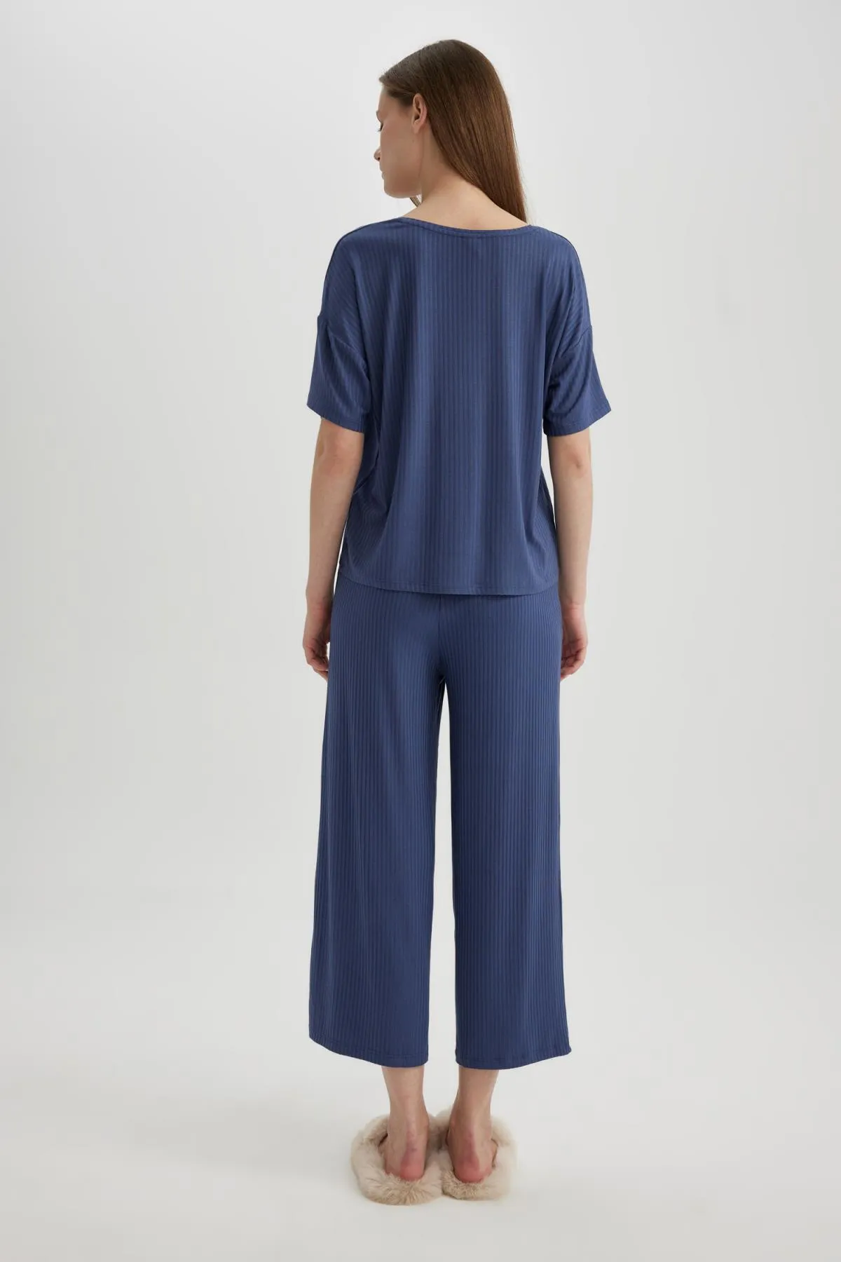 DeFacto  Lässiges Pyjamaoberteil mit V-Ausschnitt und kurzen Ärmeln - Fall In Love Regular Fit B6181ax24sp