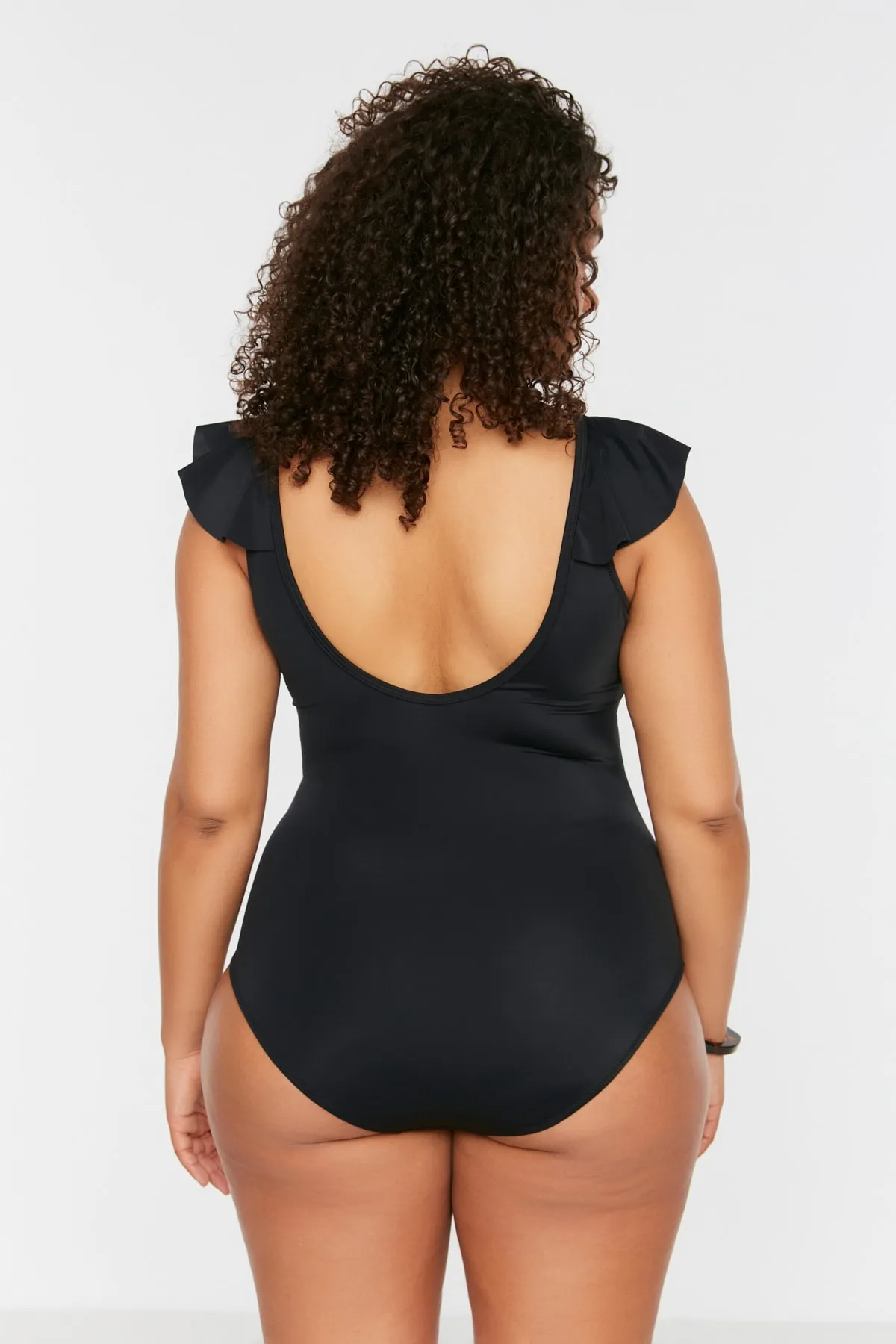 Trendyol Curve  Schwarzer Badeanzug mit Volant und Überwurf und tiefem V-Ausschnitt TBBSS22MA0299
