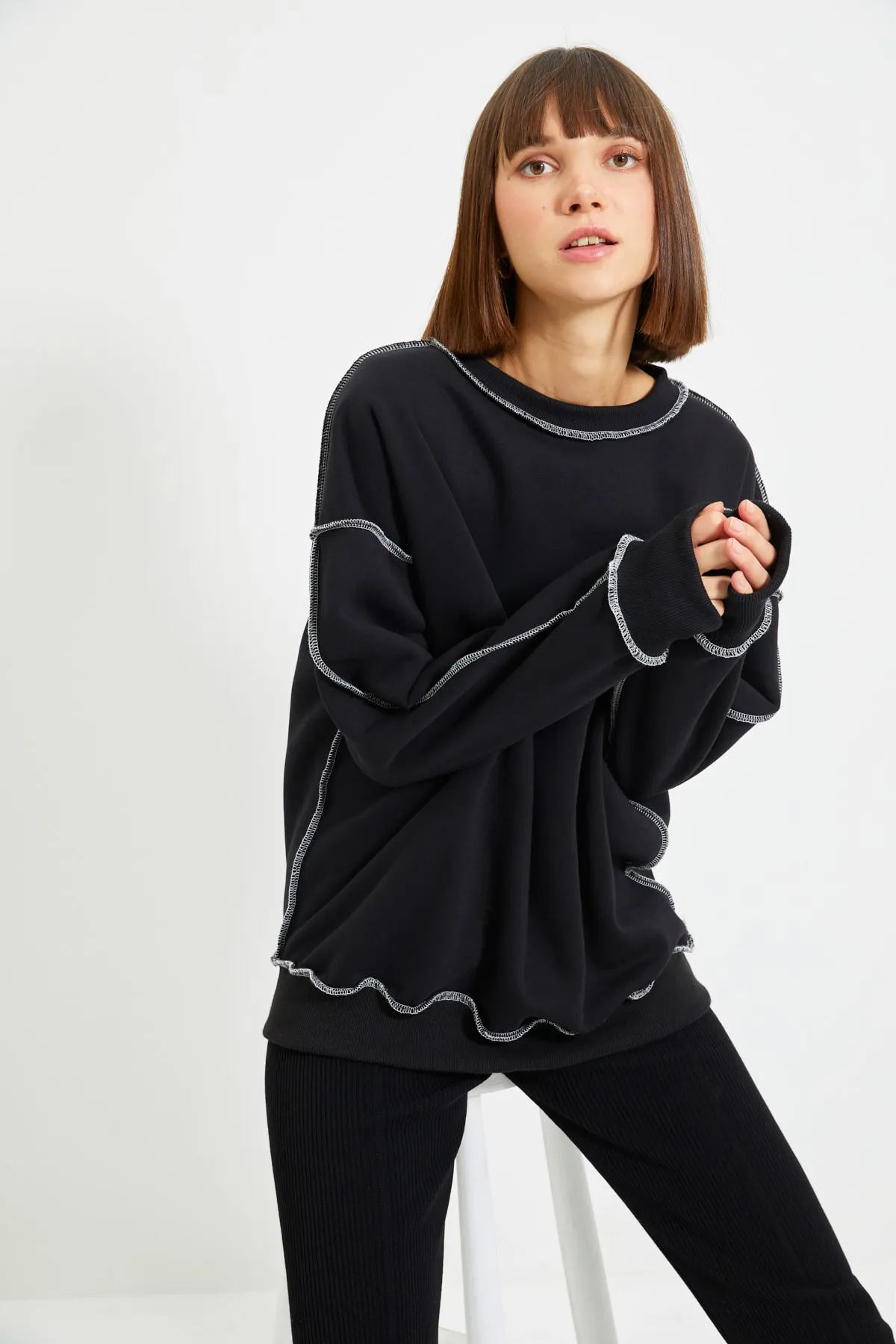 Trendyol Collection  Schwarzes Regular/Normal Fit Baumwoll-Sweatshirt mit dickem Fleece-Innenfutter TWOAW22SW0267