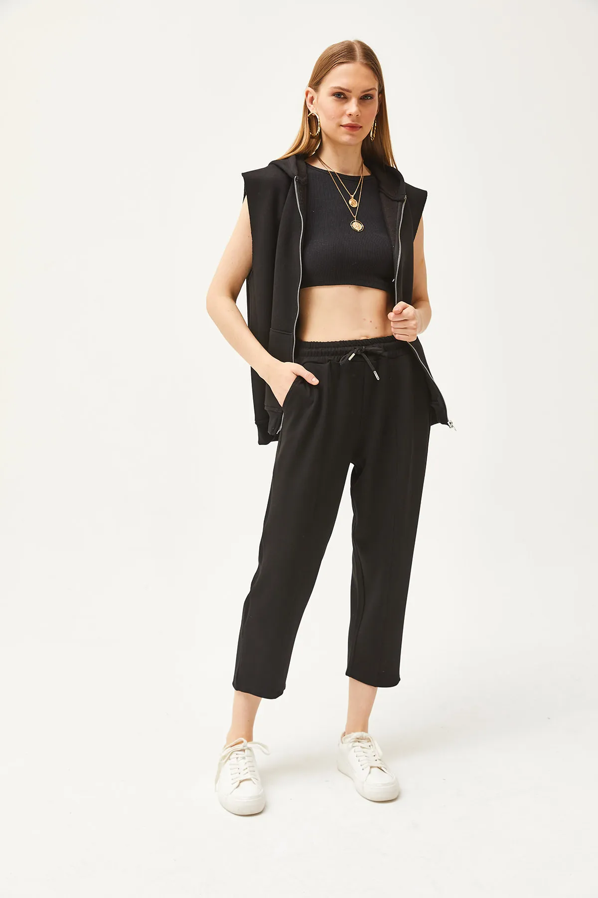 Olalook  Schwarze, weich strukturierte Modal-Jogginghose für Damen mit Taschennähten EŞF-00000069